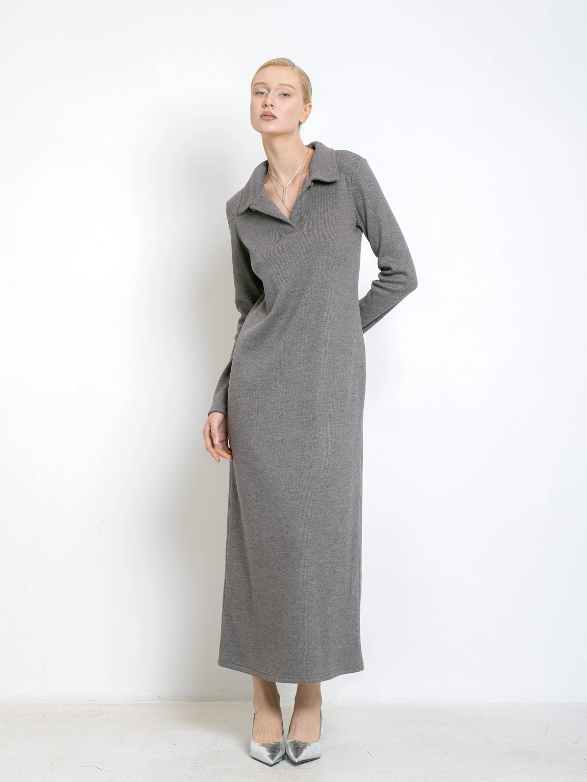 Трикотажное серое платье