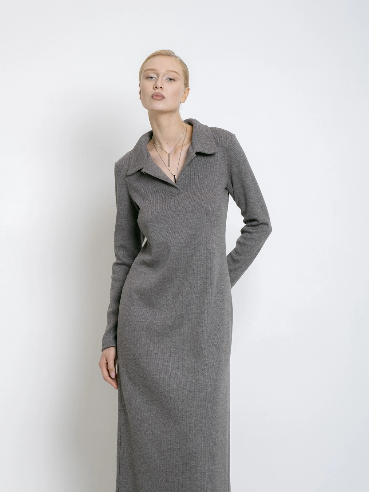 Трикотажное серое платье