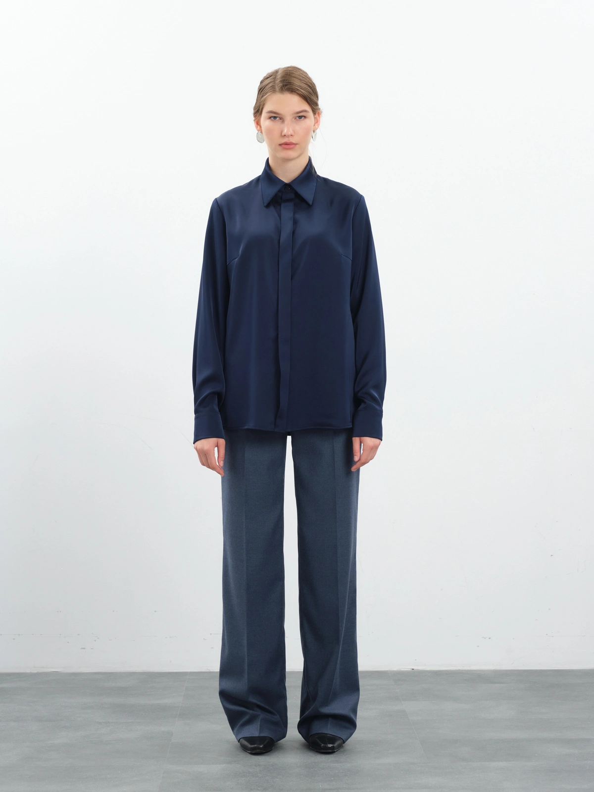 Синяя атласная блуза