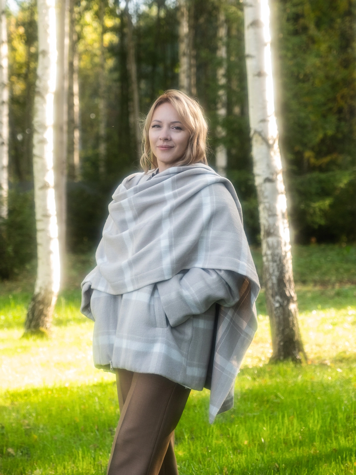 Бежевая куртка в клетку с палантином