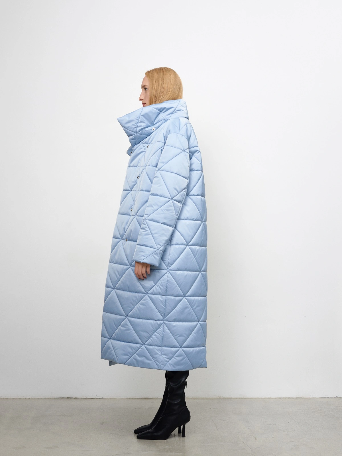 Голубой пуховик