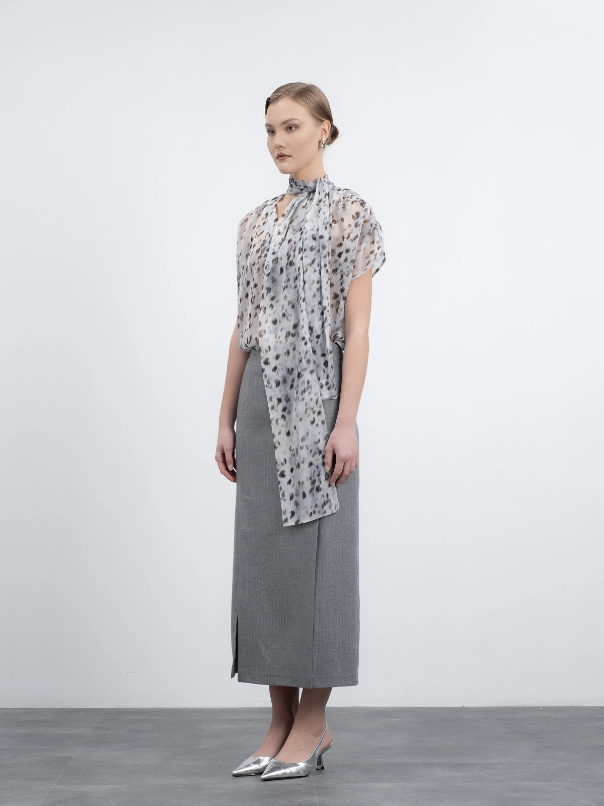 Серая прямая юбка в полоску