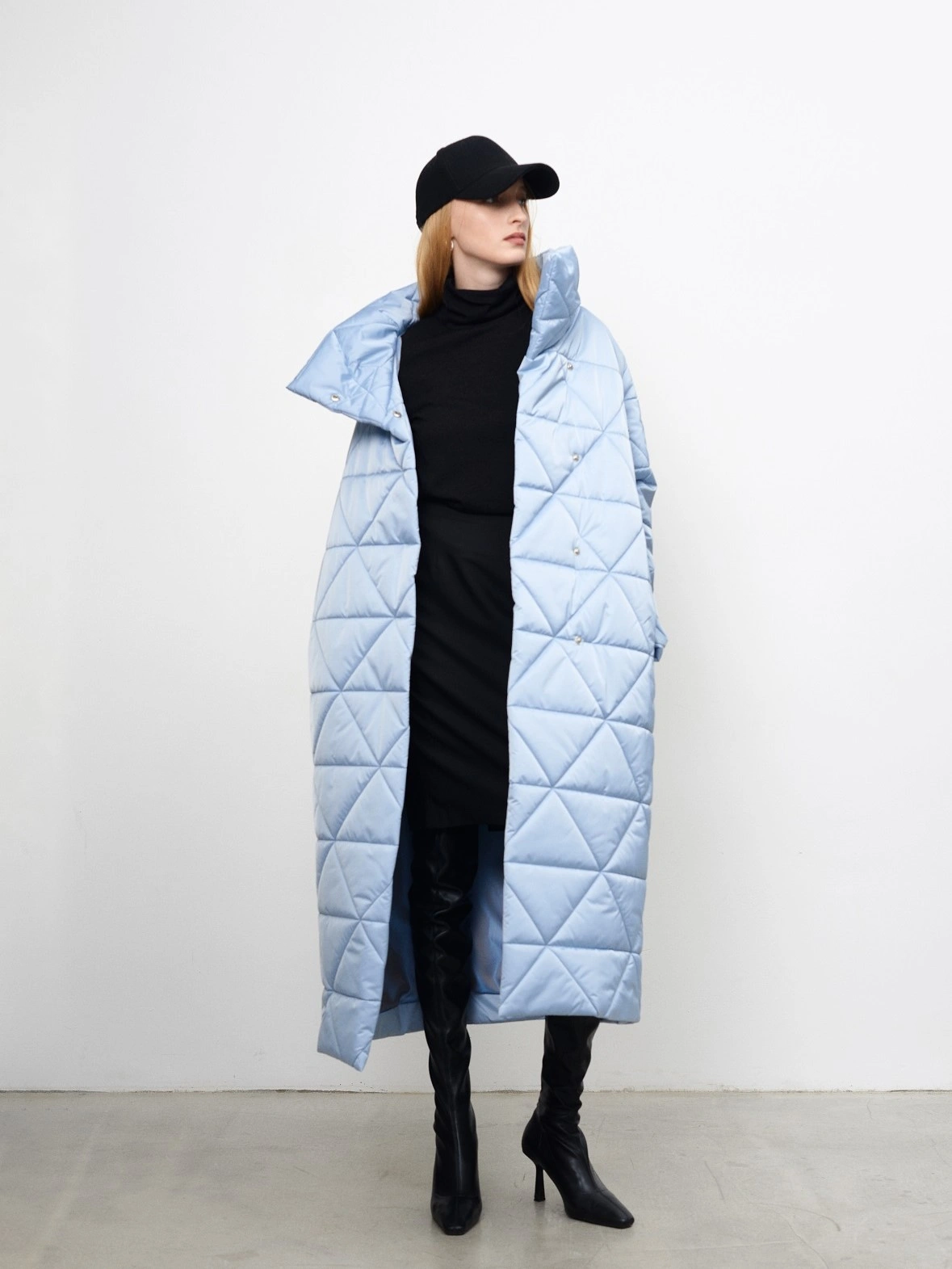 Голубой пуховик