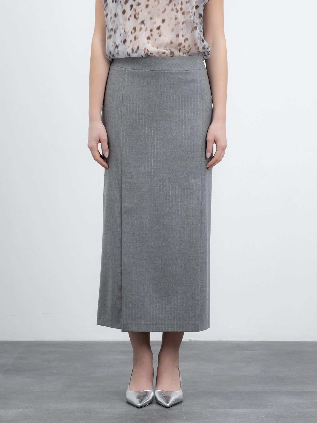 Серая прямая юбка в полоску