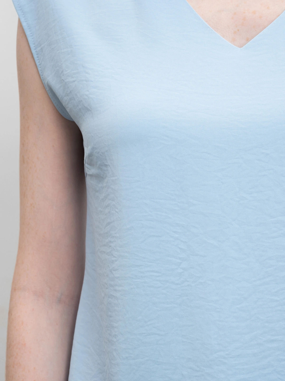 Голубой топ с вырезом