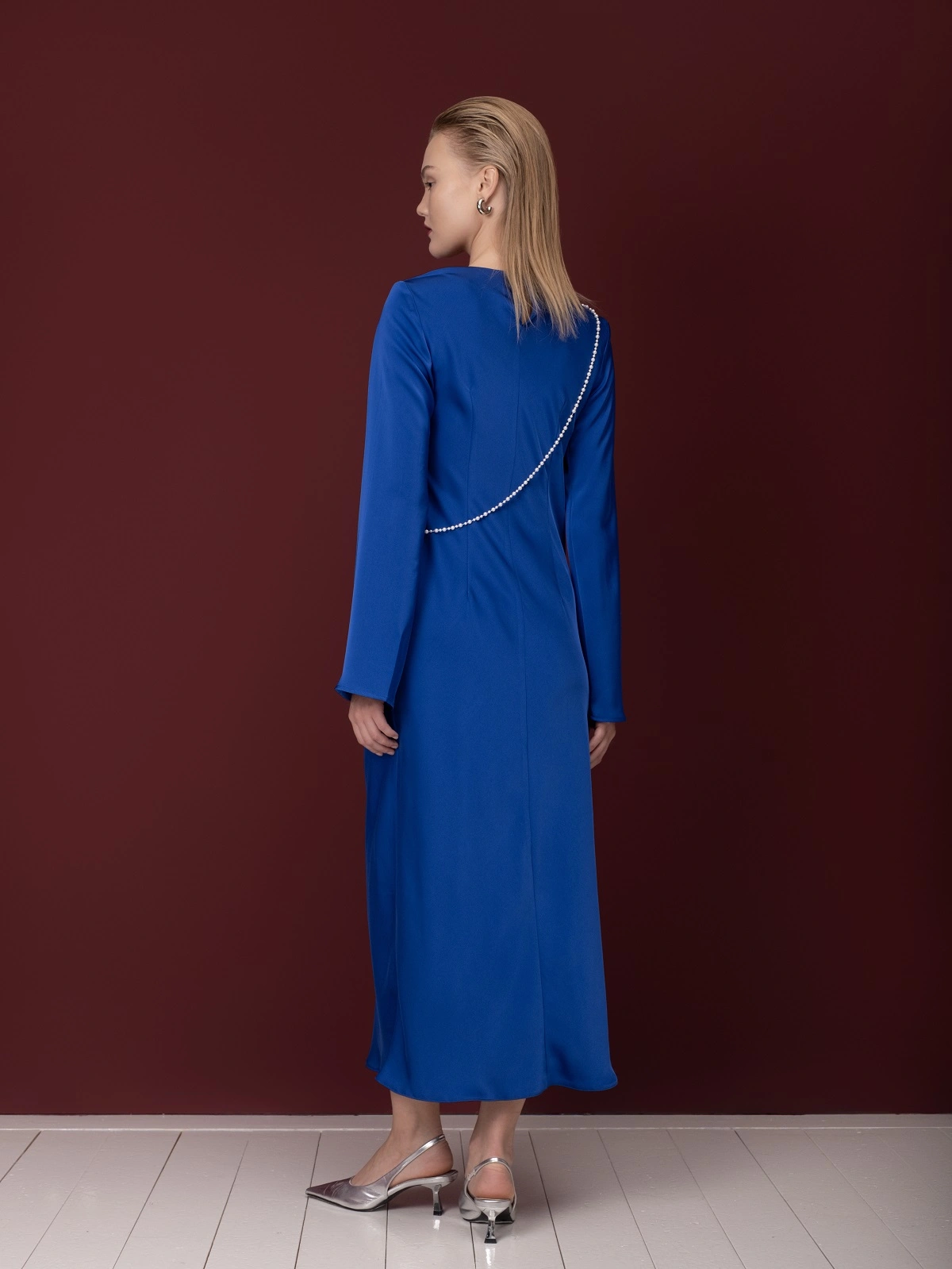 Синее сатиновое платье