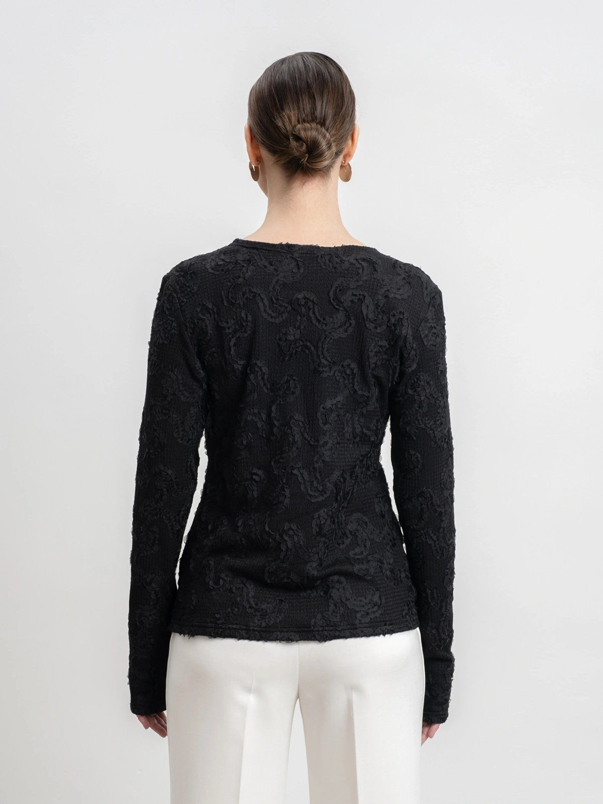 Черный лонгслив с вырезом