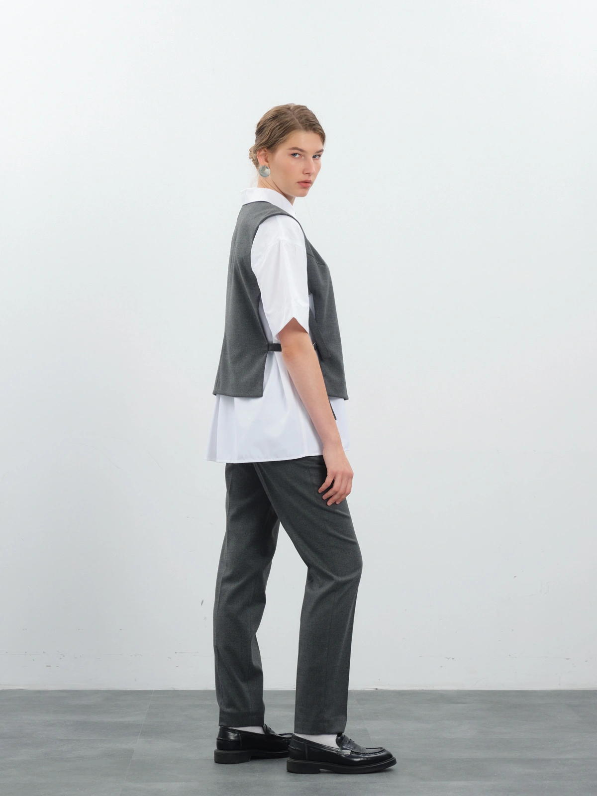 Серые зауженные брюки