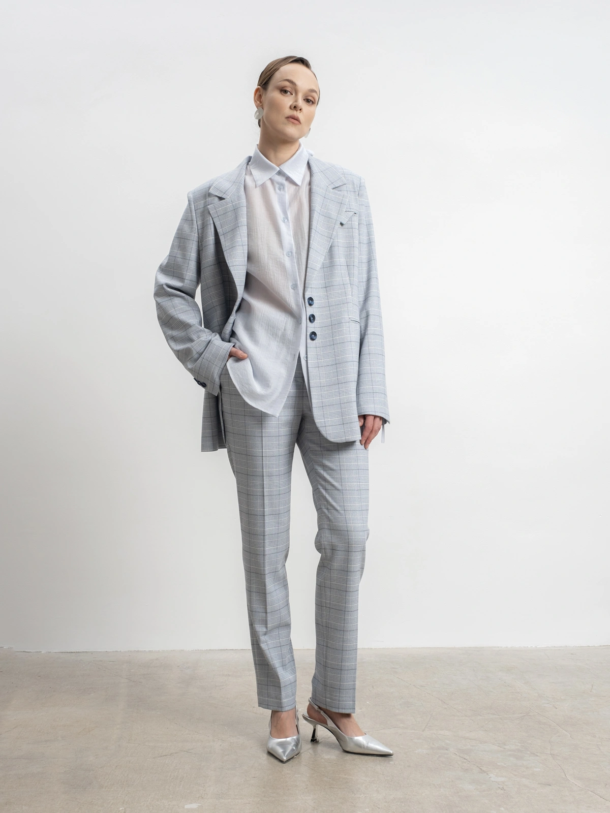 Голубые укороченные брюки в клетку