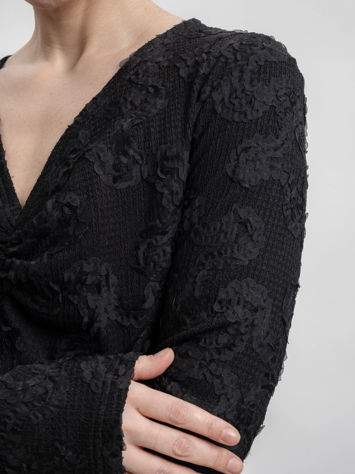 Черный лонгслив с вырезом