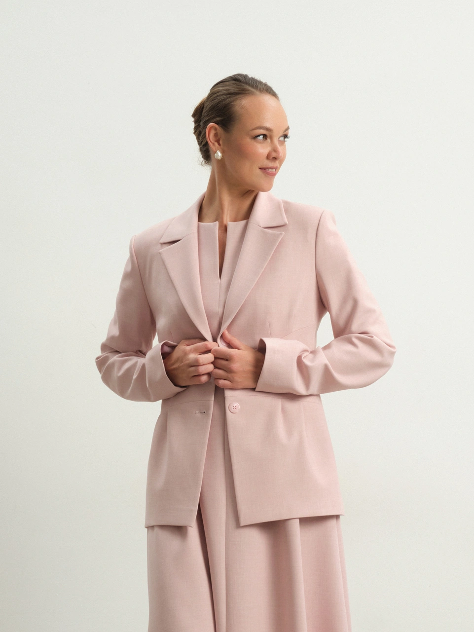 Розовый приталенный жакет Charm