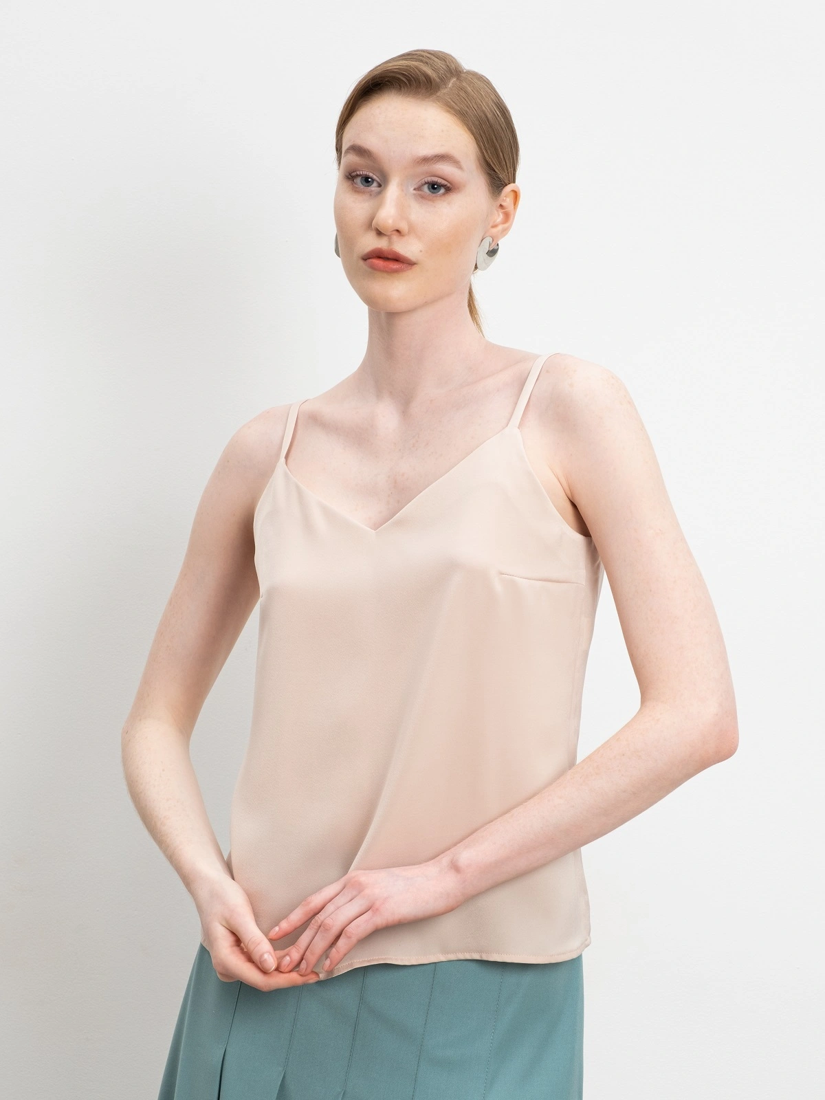 Бежевый топ на бретелях