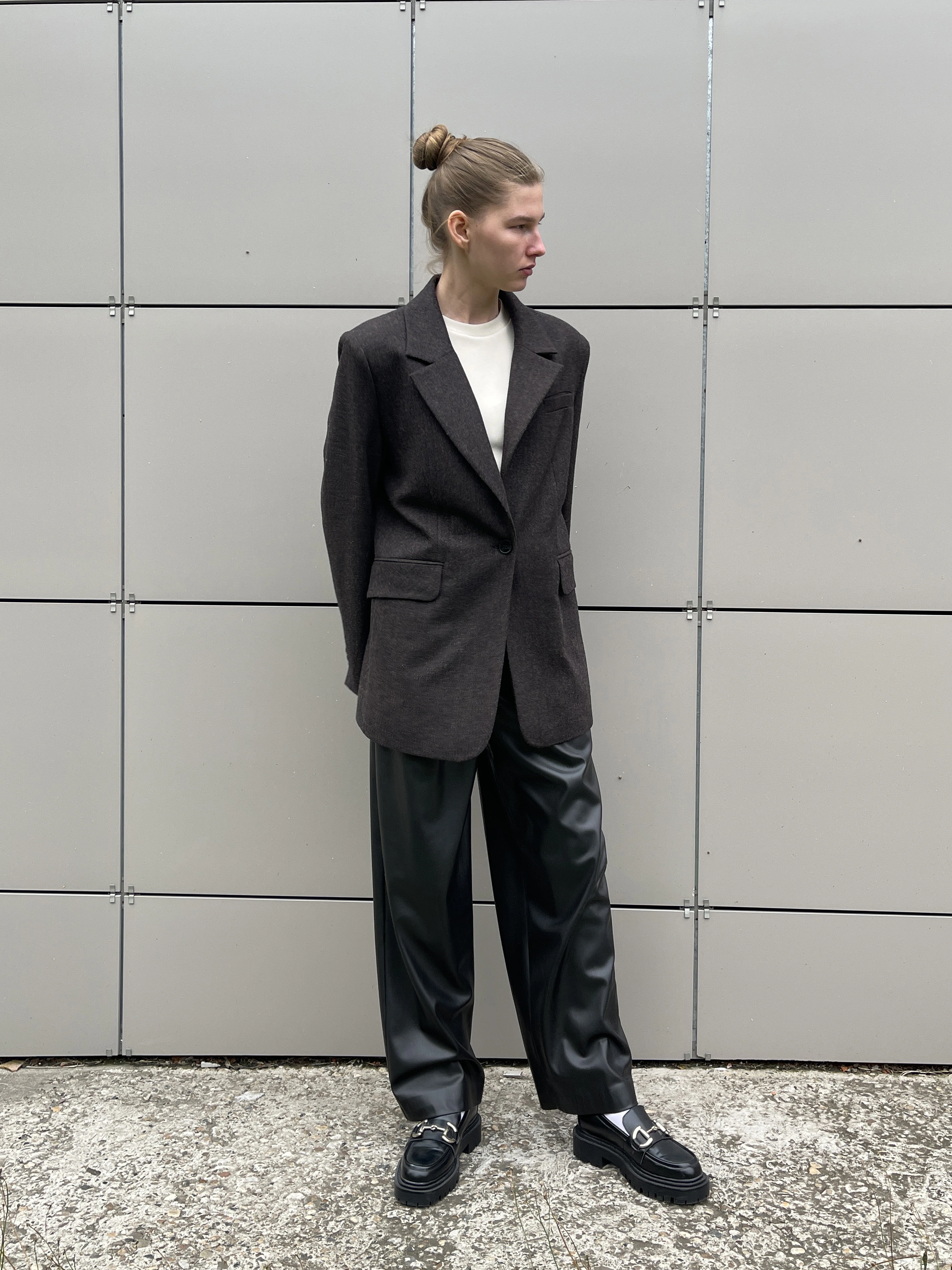 Зауженные брюки из экокожи