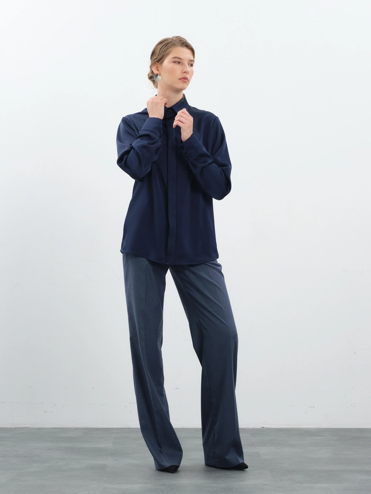 Синяя атласная блуза