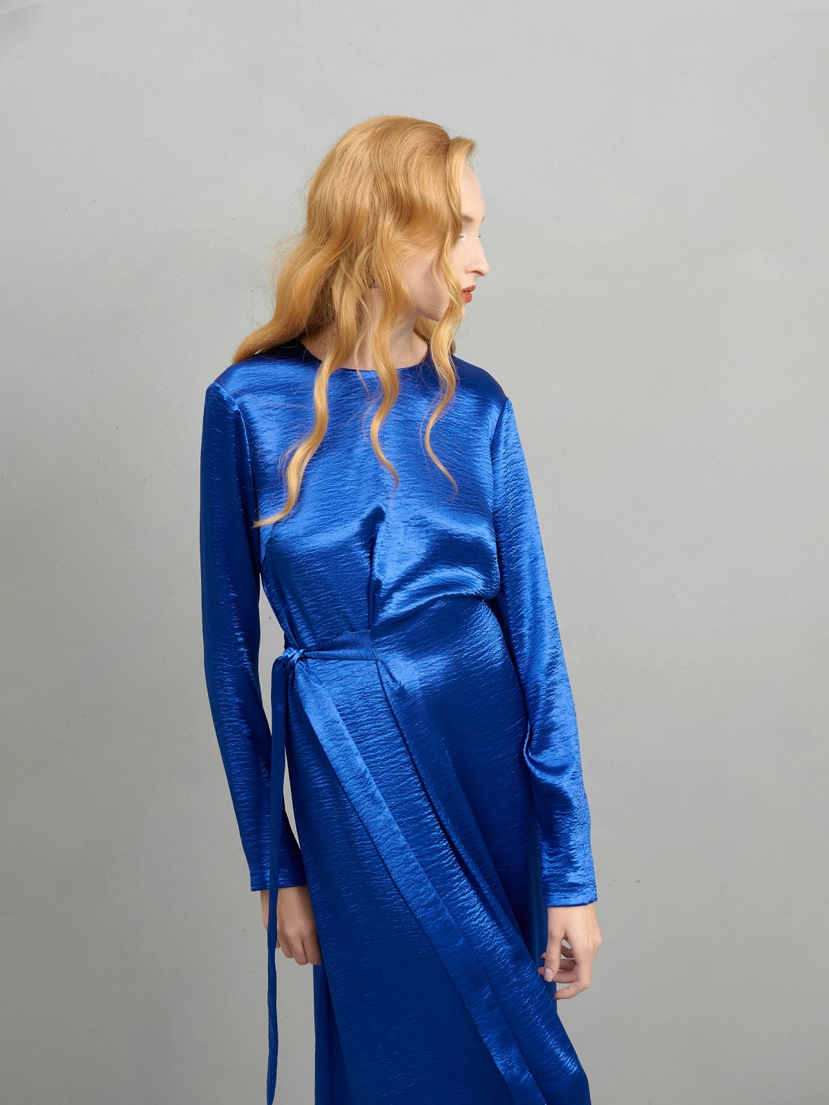 Синее платье с поясом