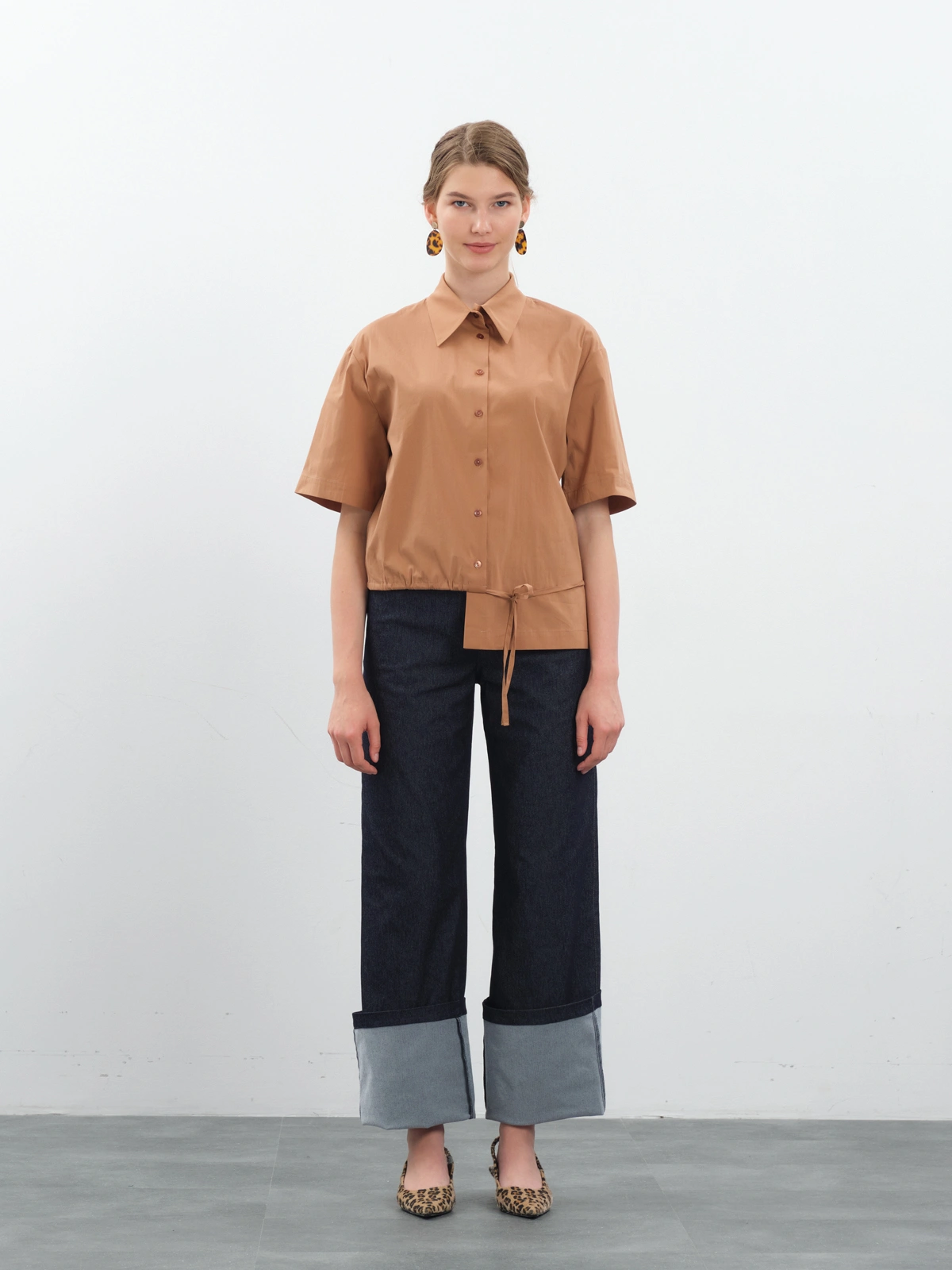 Коричневая блуза с асимметричным низом