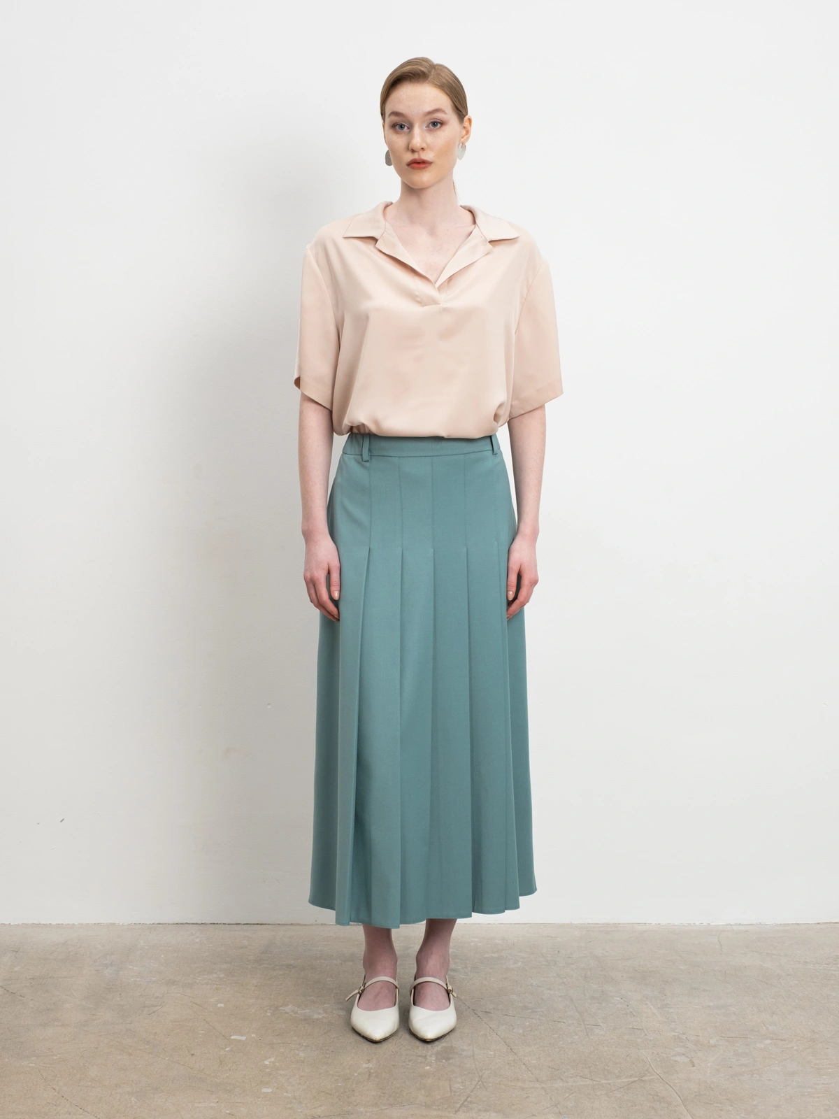 Бежевая блуза-поло