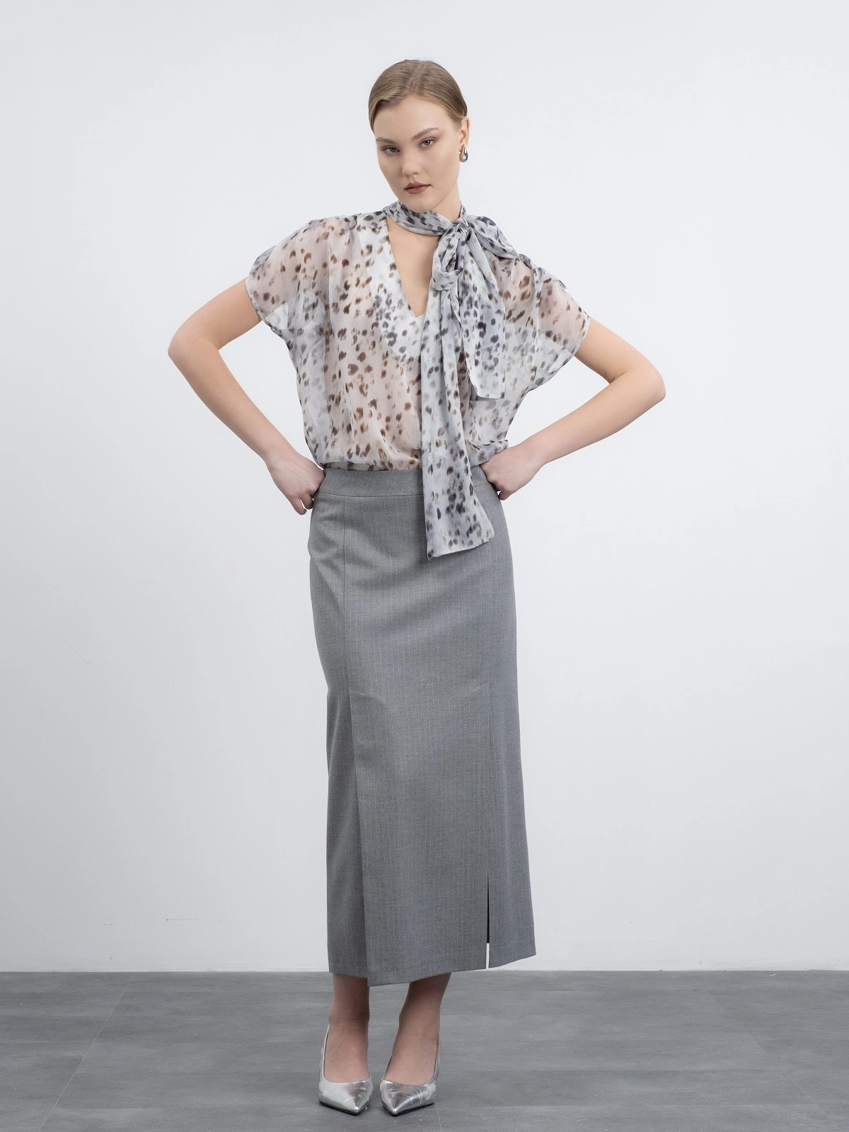 Серая прямая юбка в полоску