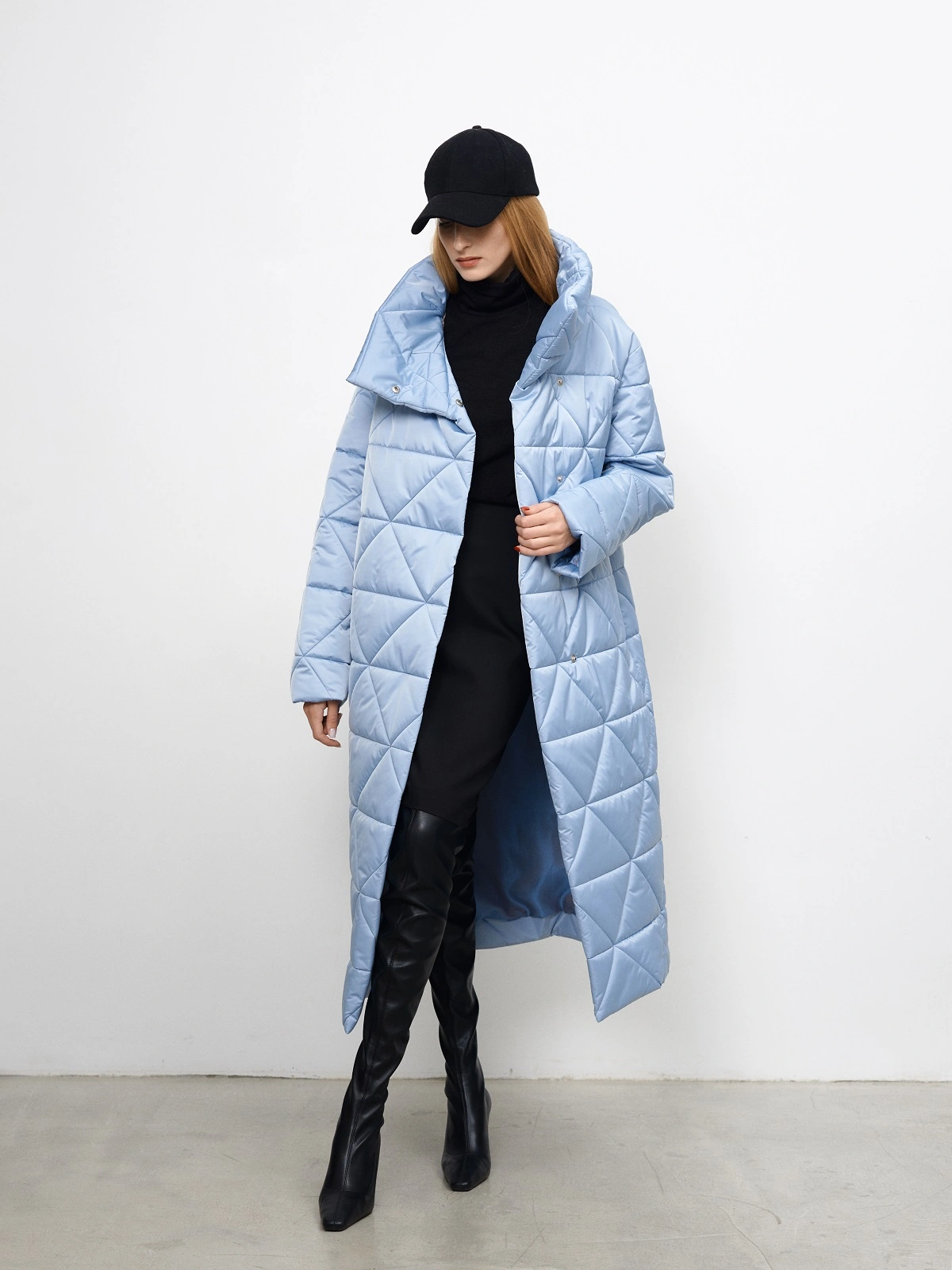 Голубой пуховик