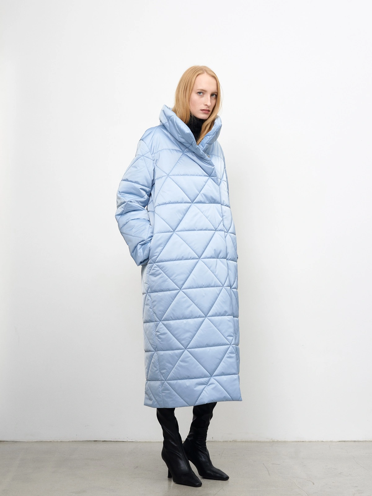 Голубой пуховик