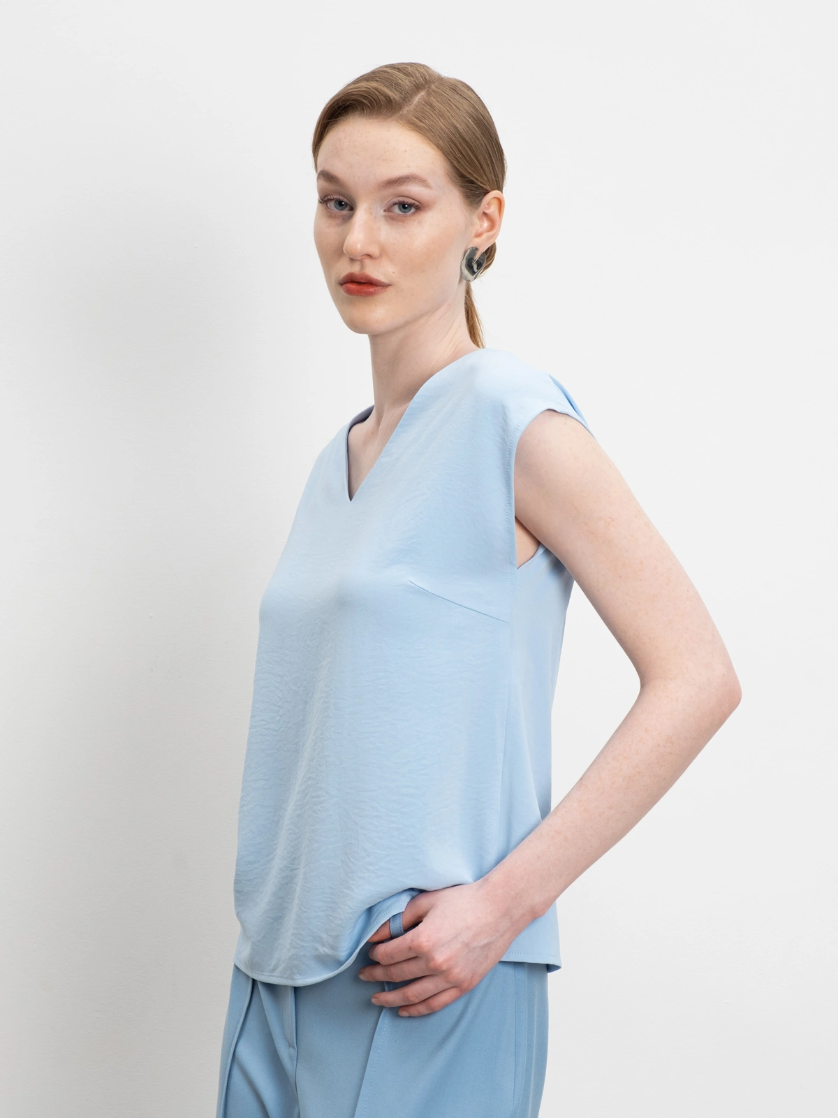 Голубой топ с вырезом