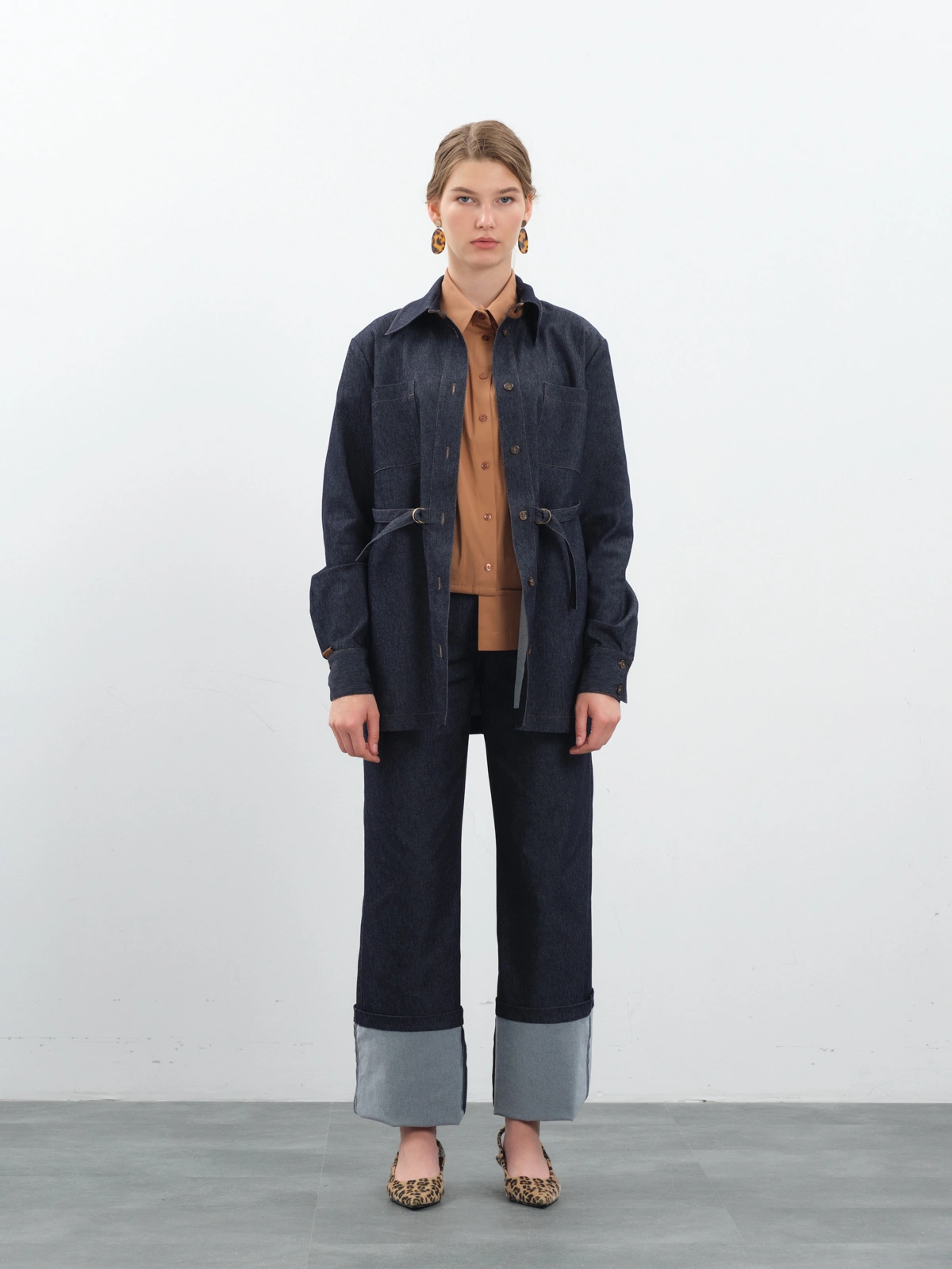 Темно-синяя рубашка из денима