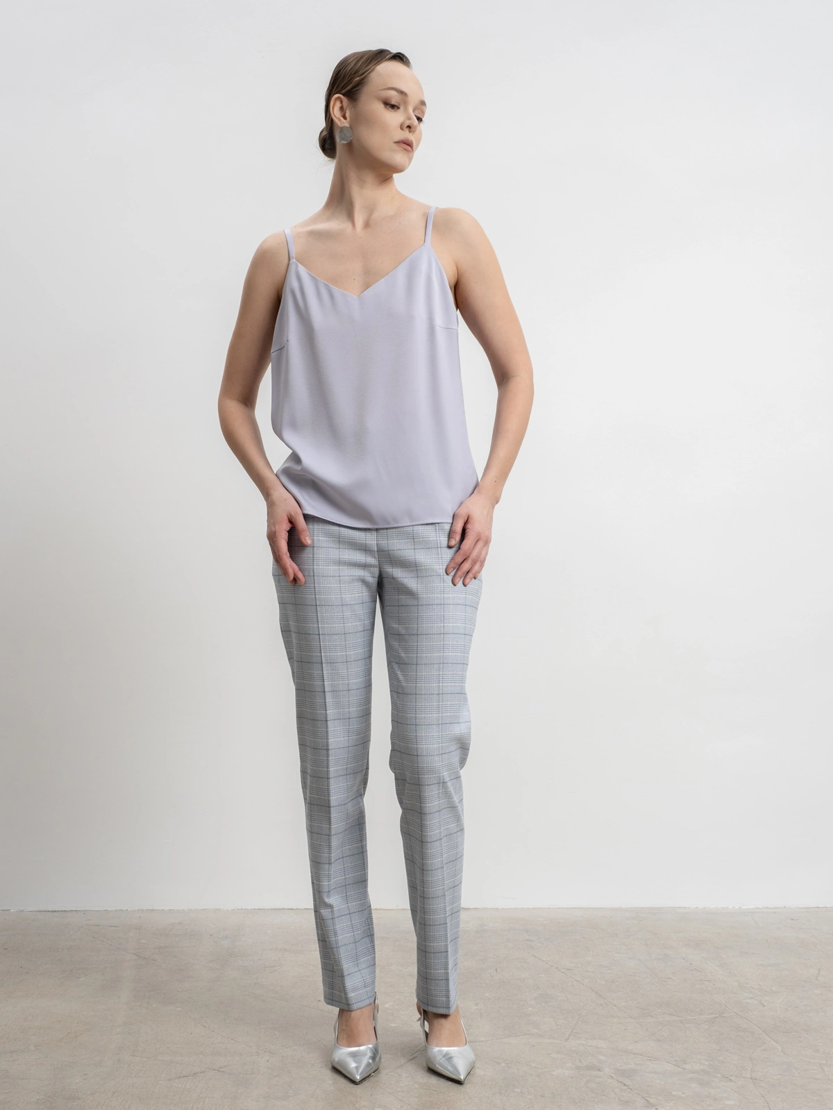 Голубые укороченные брюки в клетку