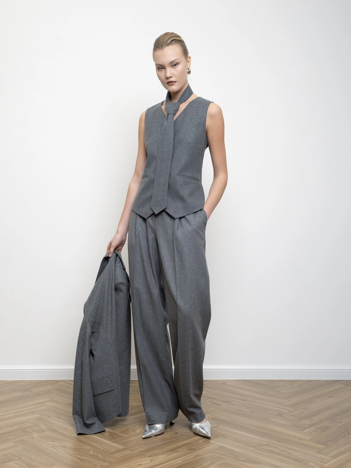 Серый жилет с микропайетками