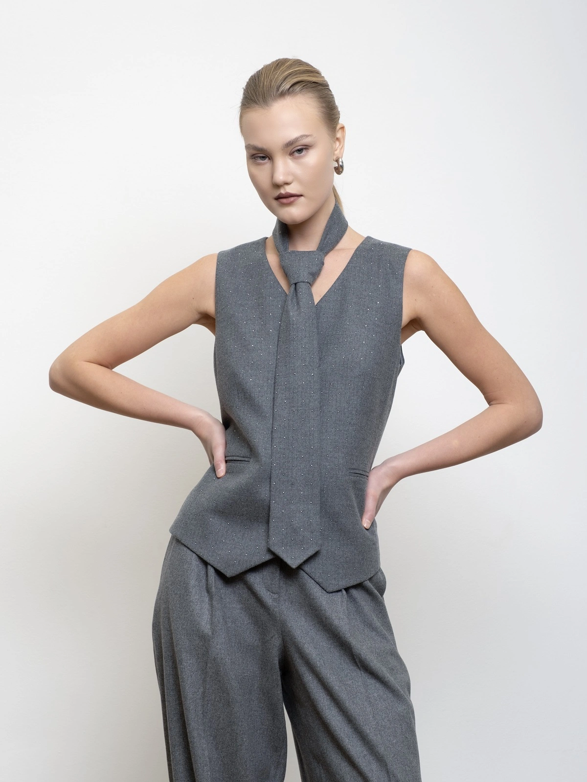 Серый жилет с микропайетками