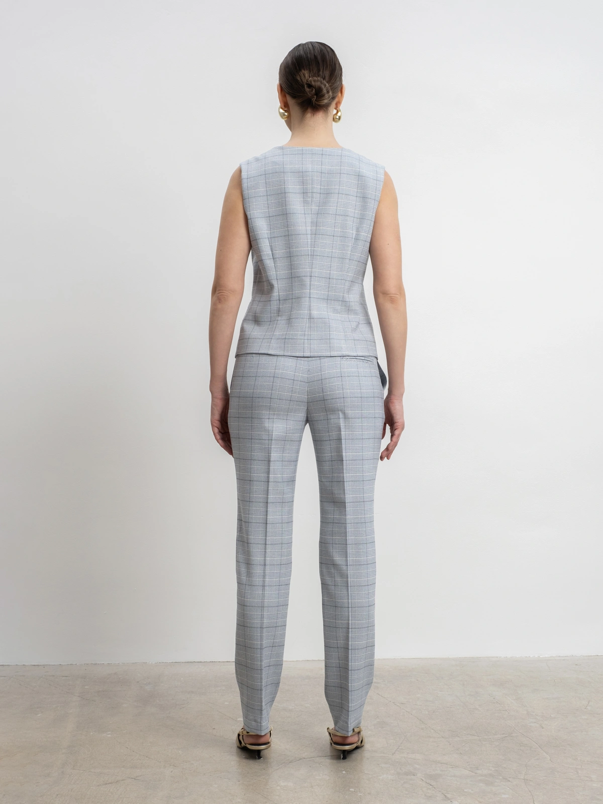 Голубые укороченные брюки в клетку