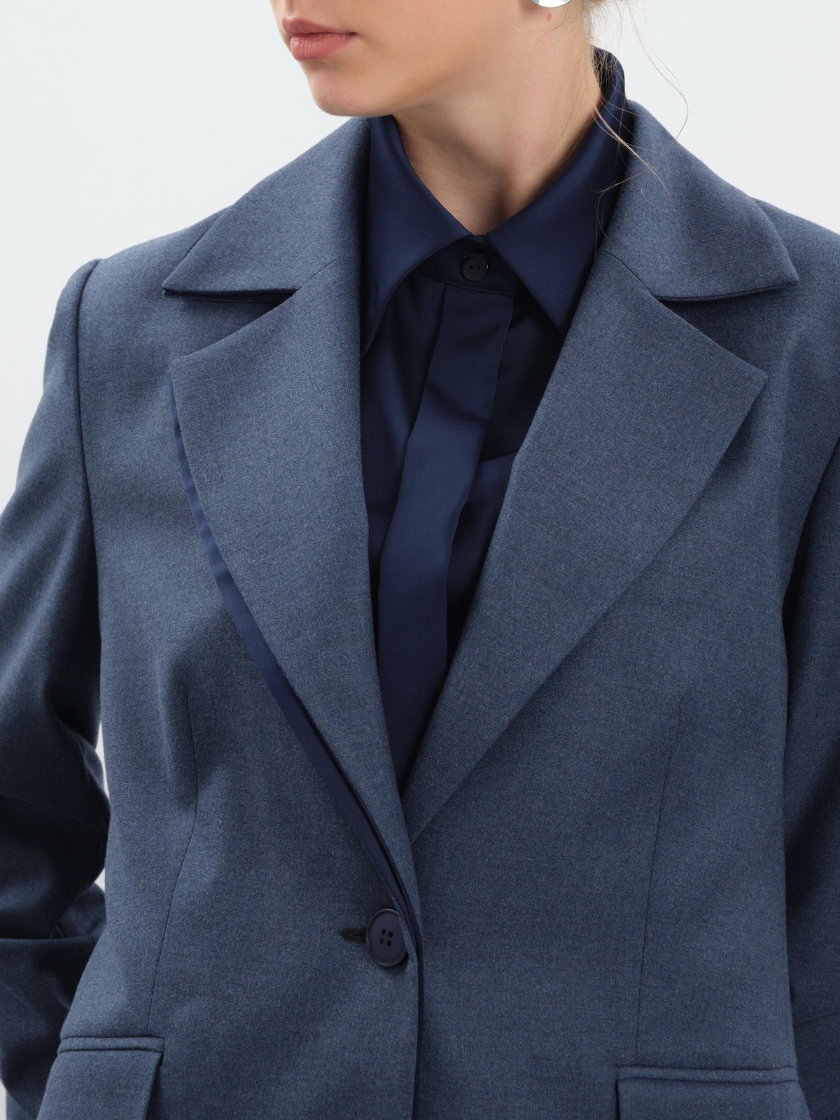 Синий жакет с шелковой отделкой