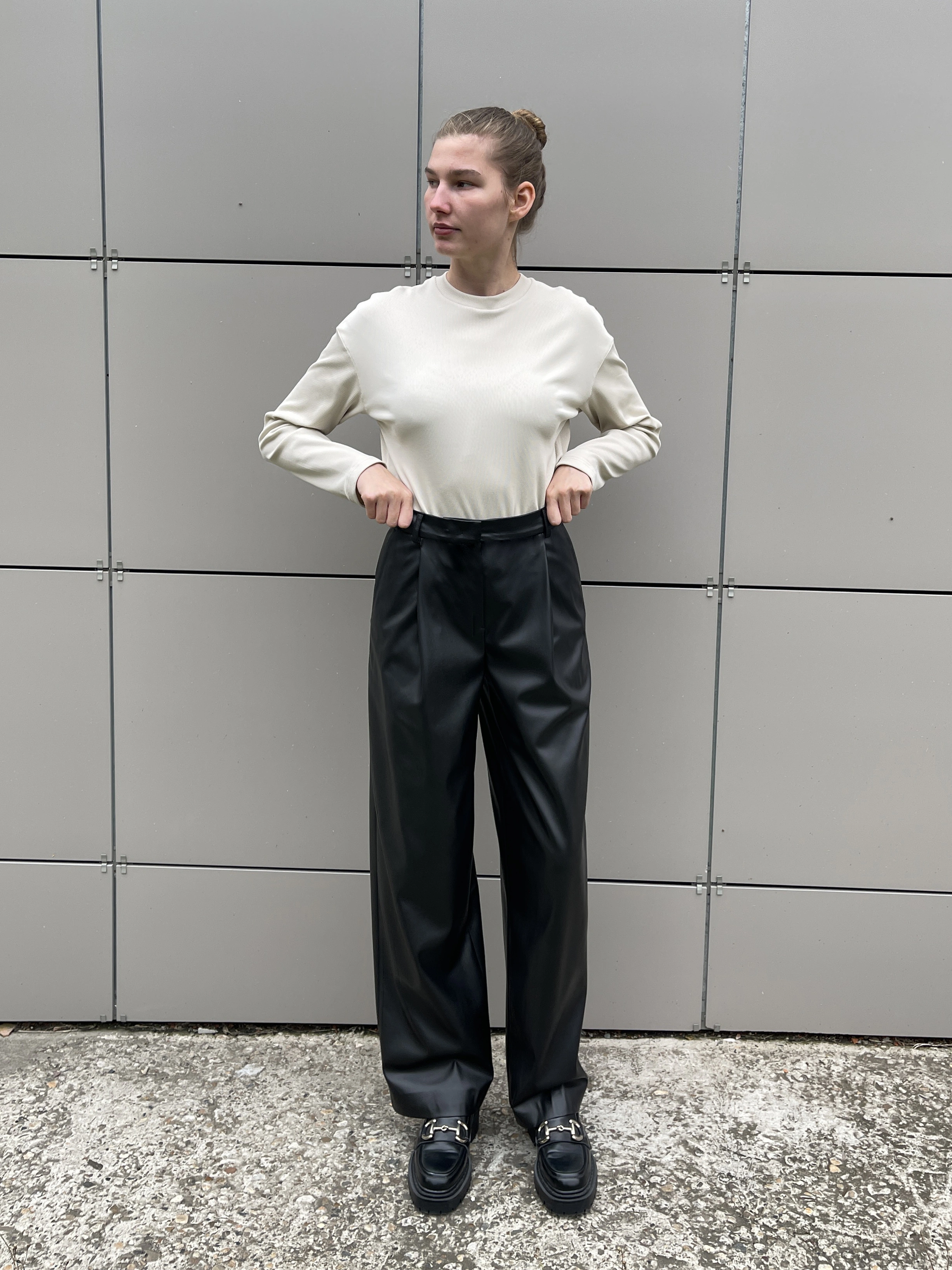 Зауженные брюки из экокожи