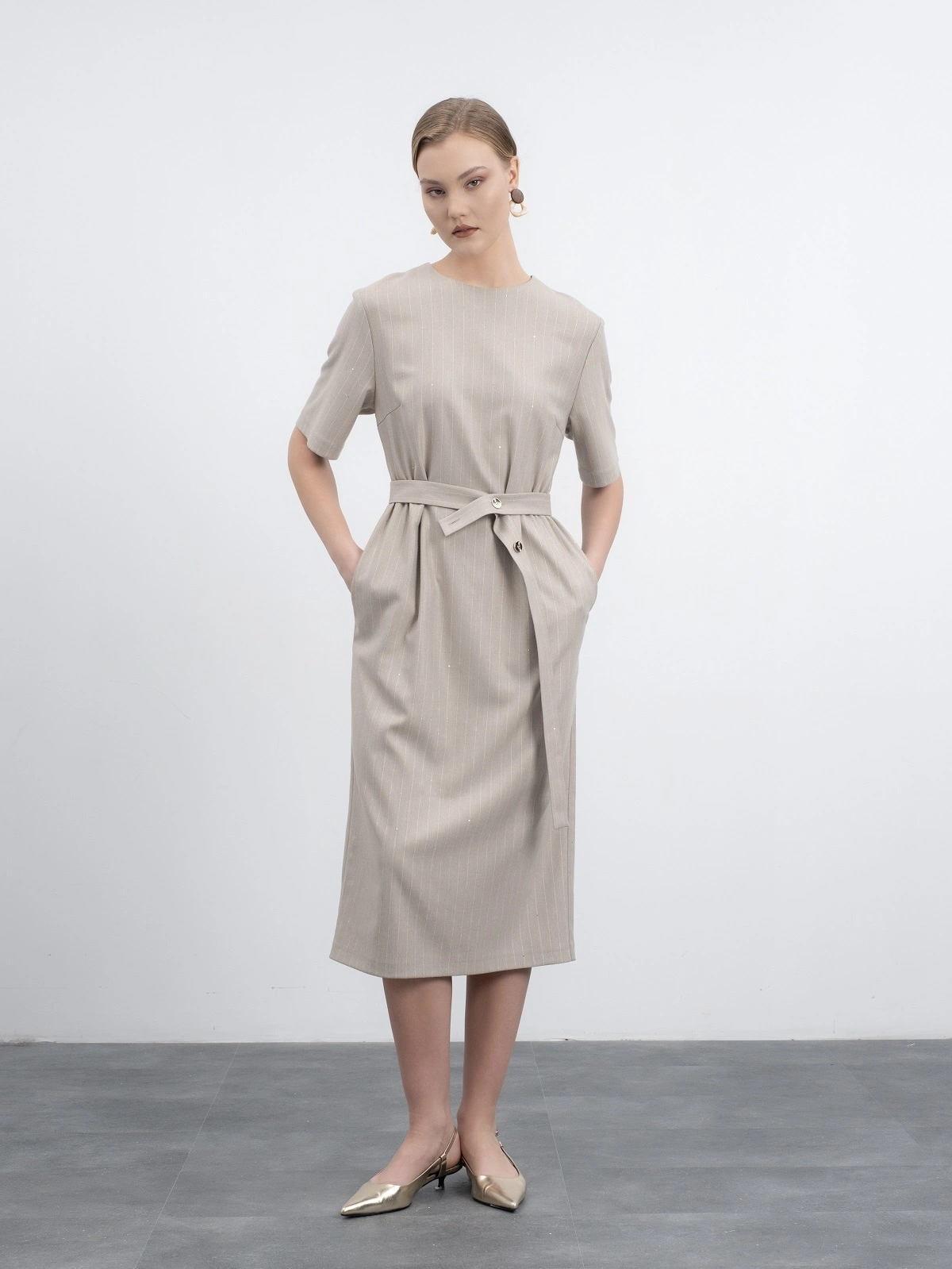 Бежевое платье в полоску с пайетками