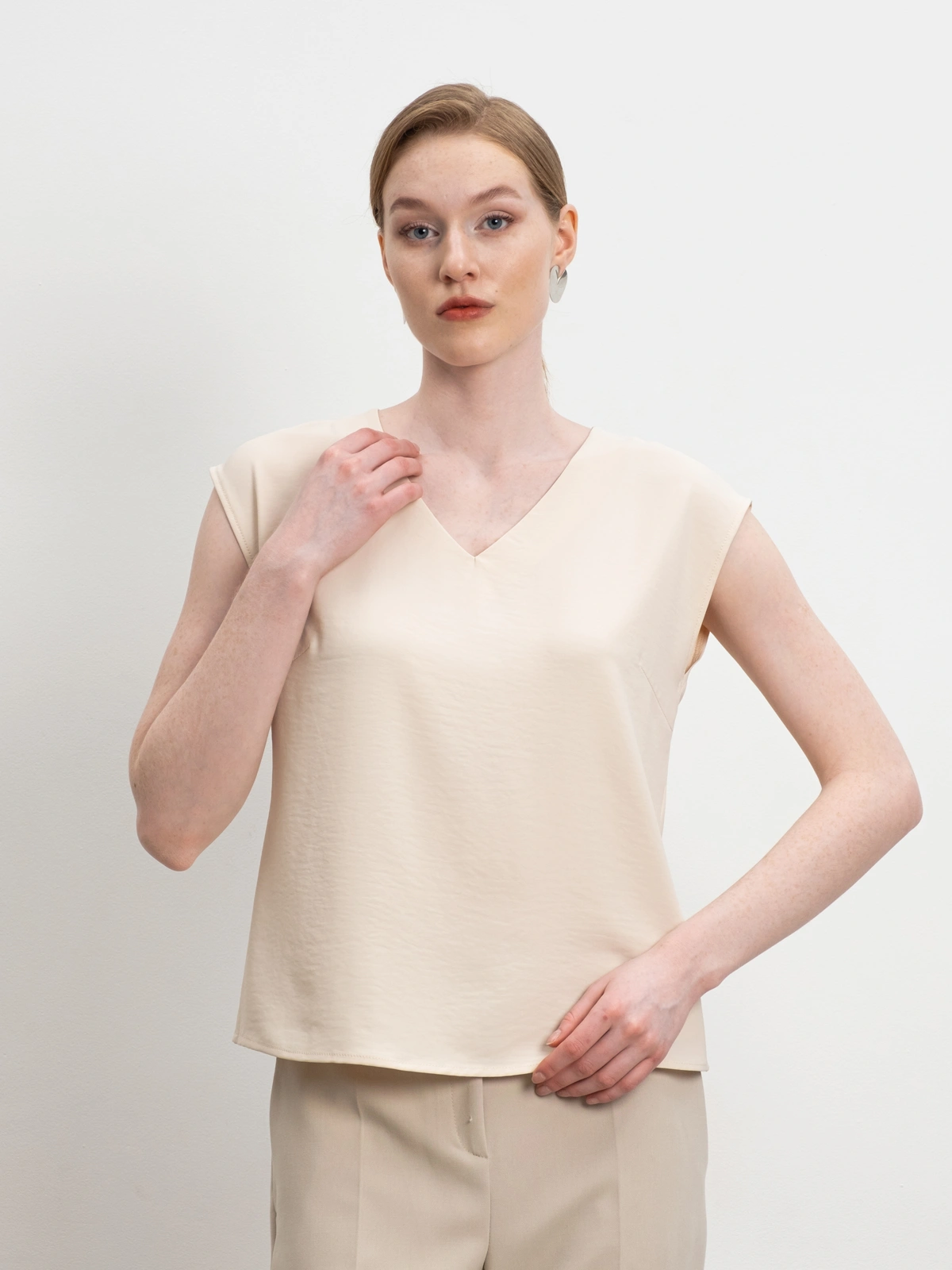 Бежевый топ с вырезом