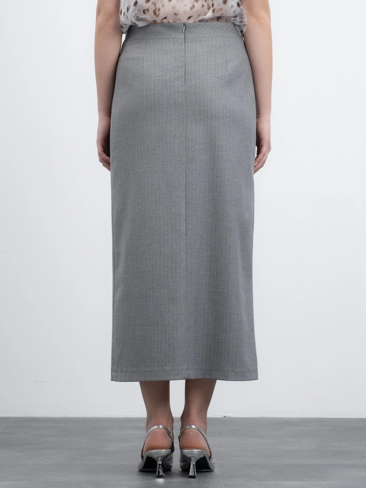 Серая прямая юбка в полоску