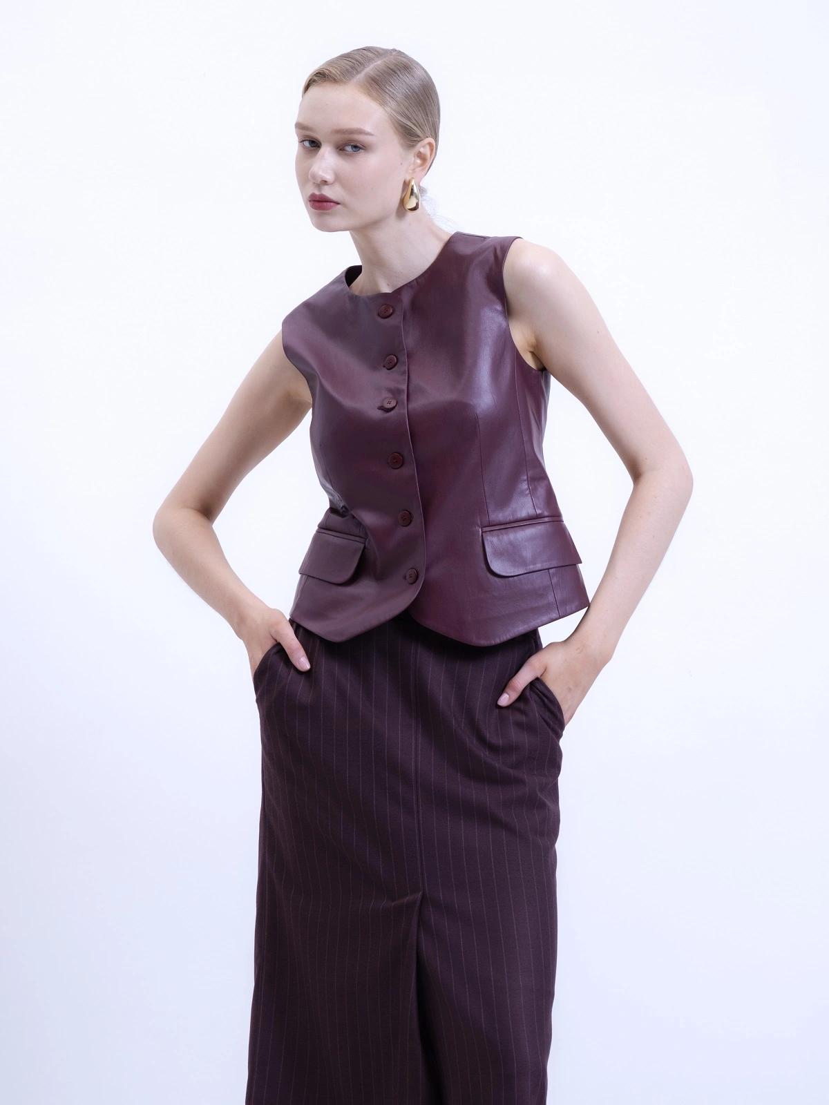 Бордовый жилет из экокожи