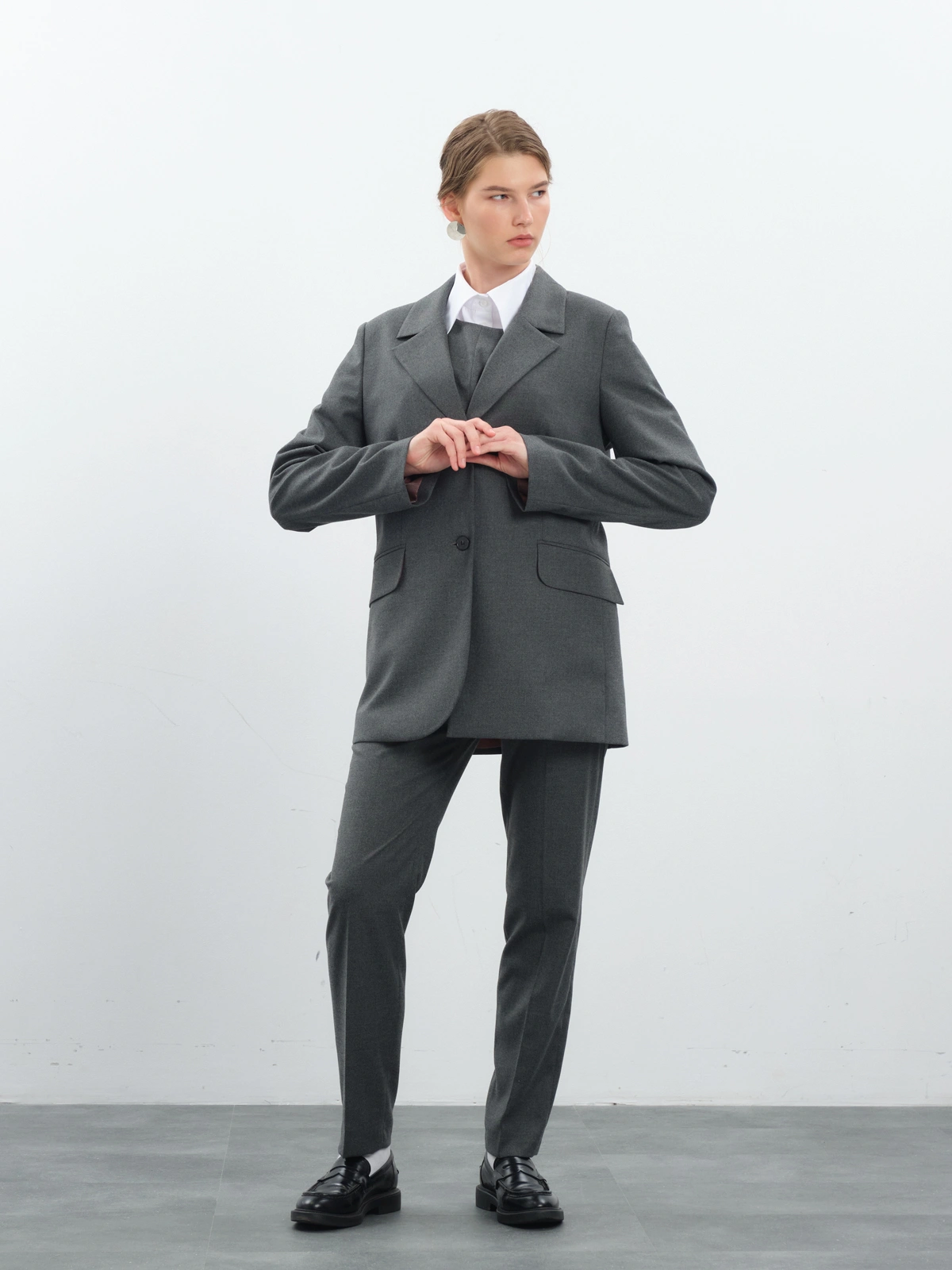 Серые зауженные брюки