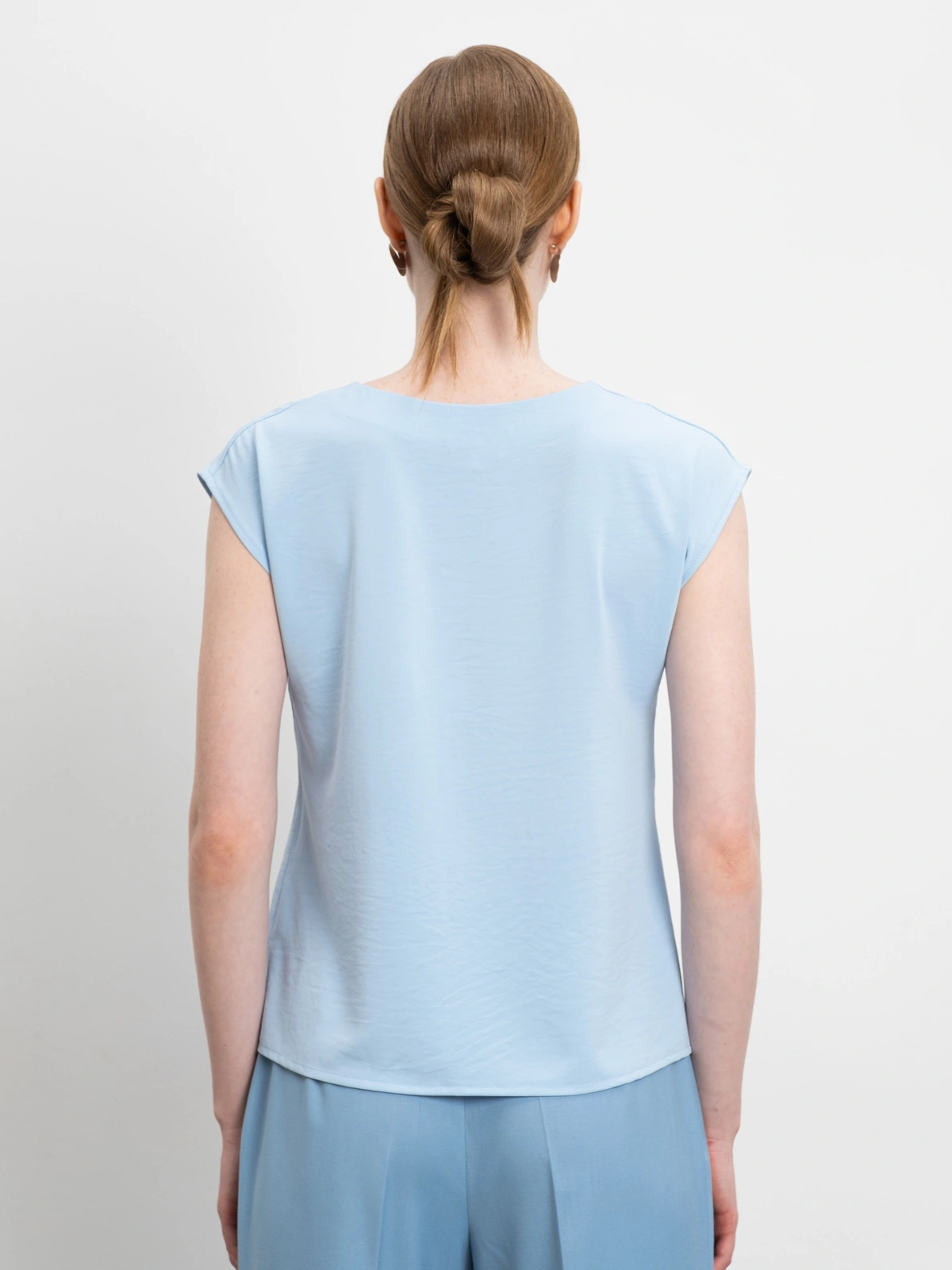 Голубой топ с вырезом