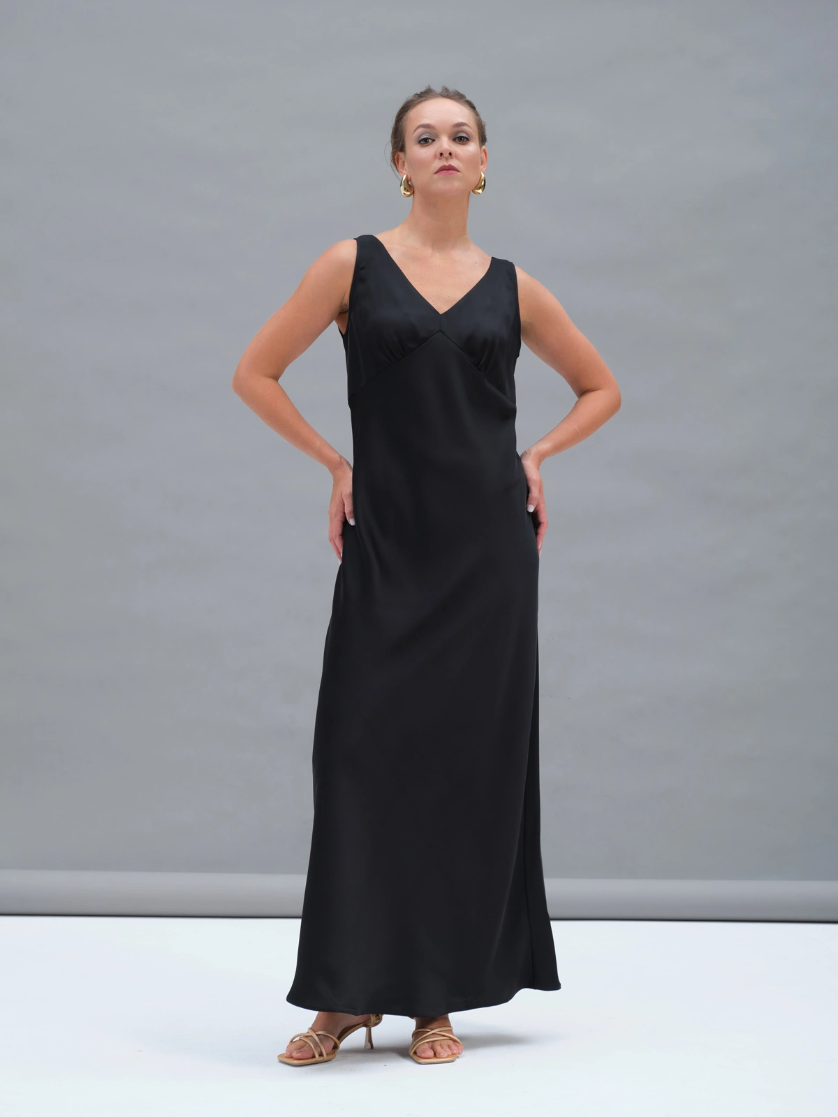 Черное атласное платье Hecate