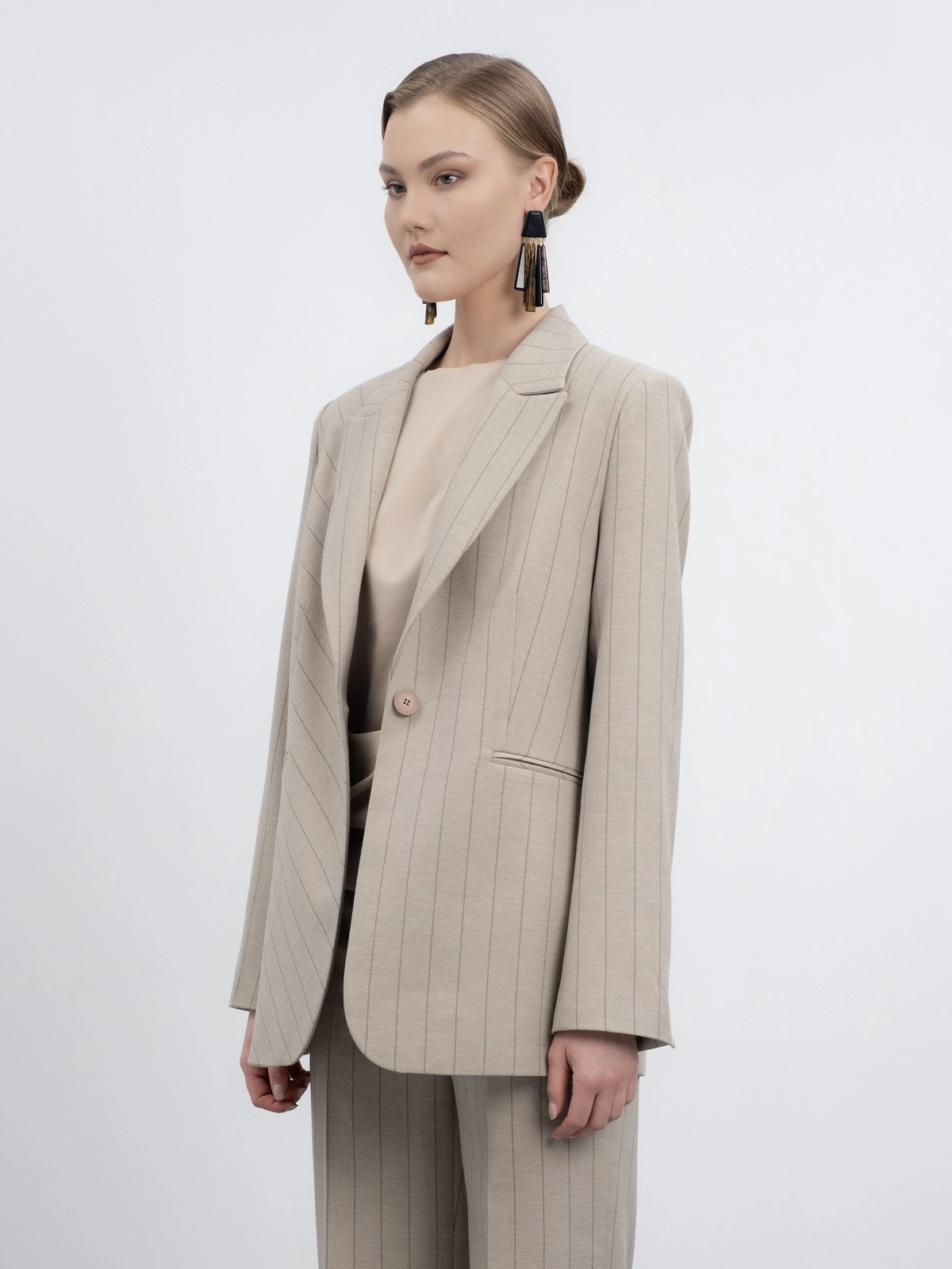 Бежевый жакет в полоску