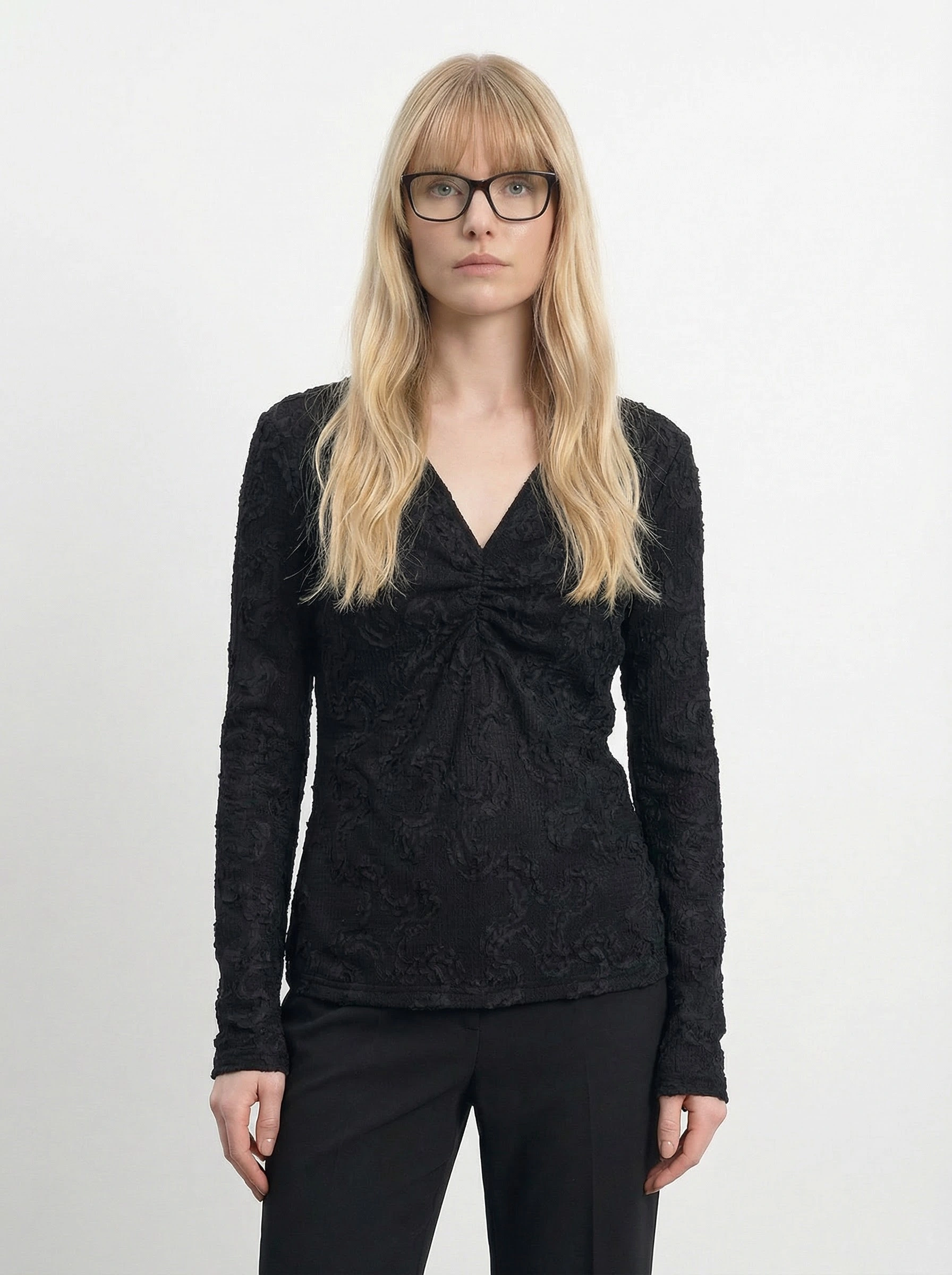 Черный лонгслив с вырезом