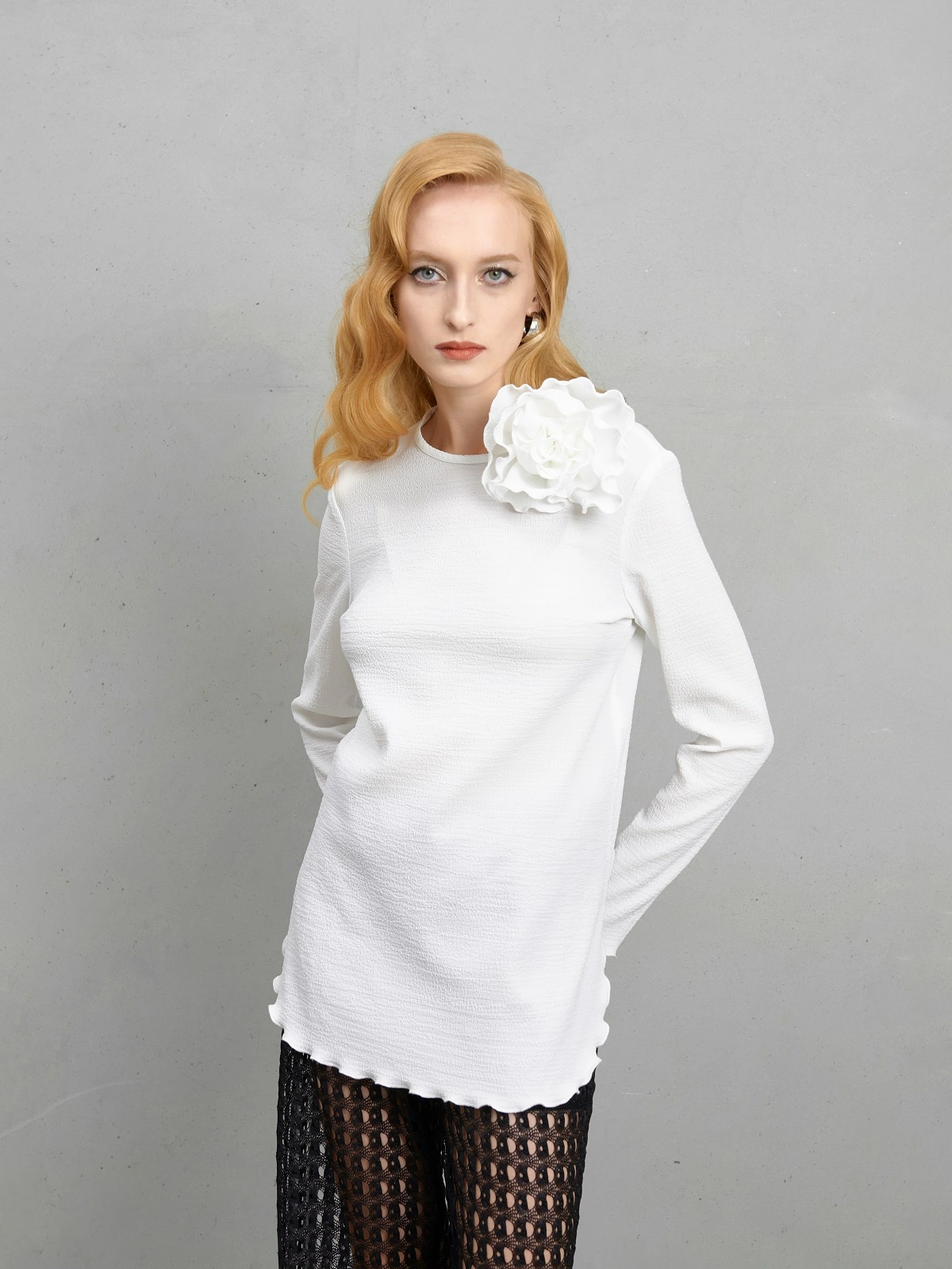 Белая блуза с цветком