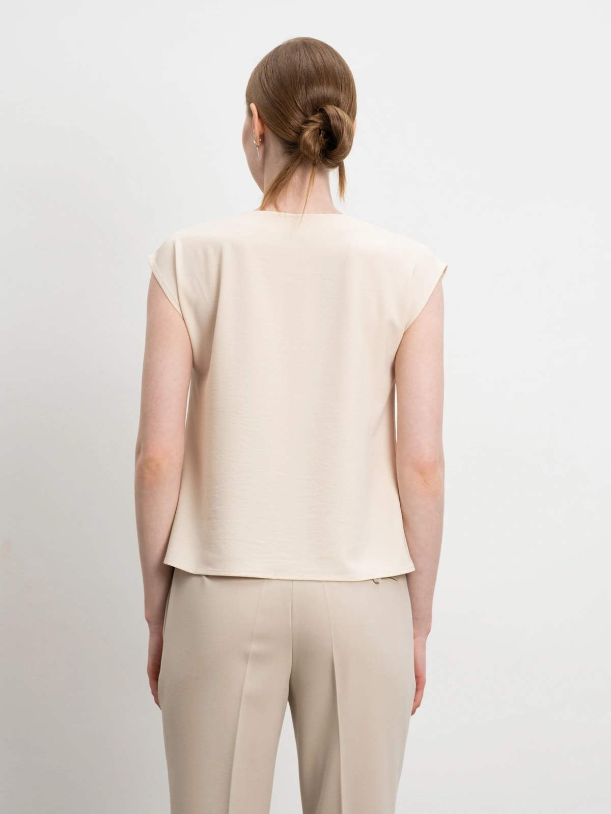 Бежевый топ с вырезом