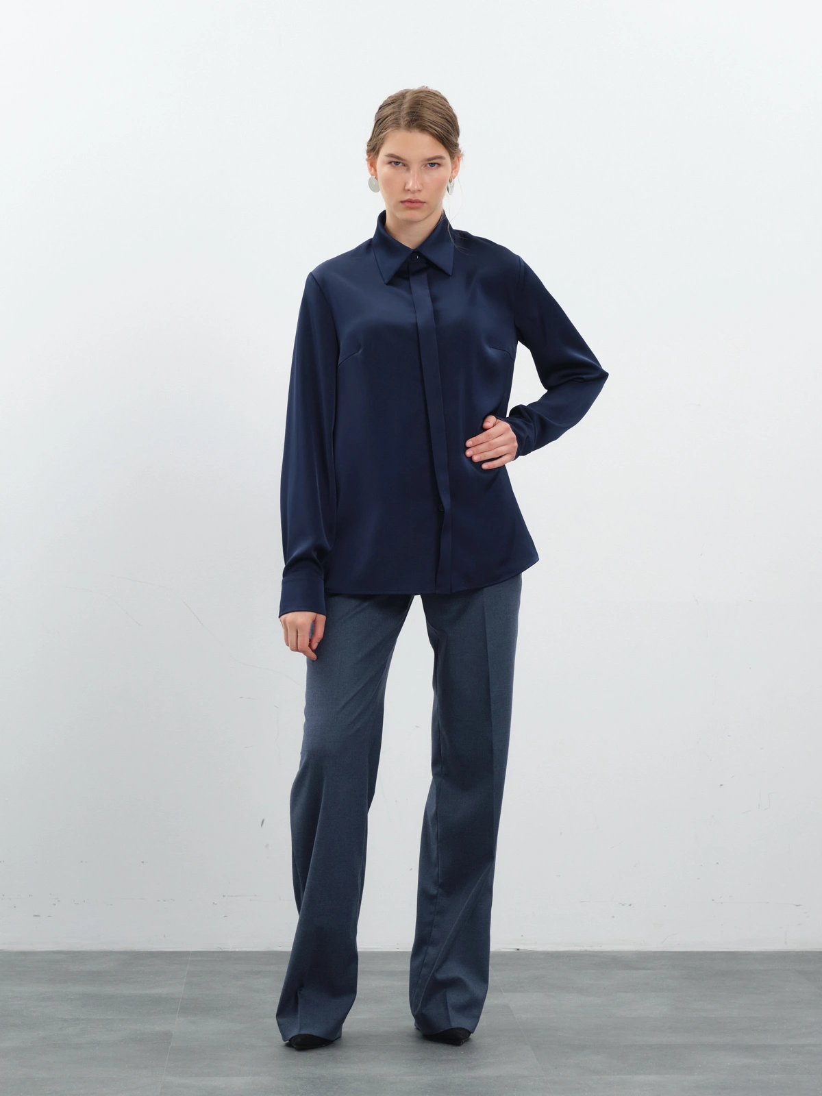 Синяя атласная блуза