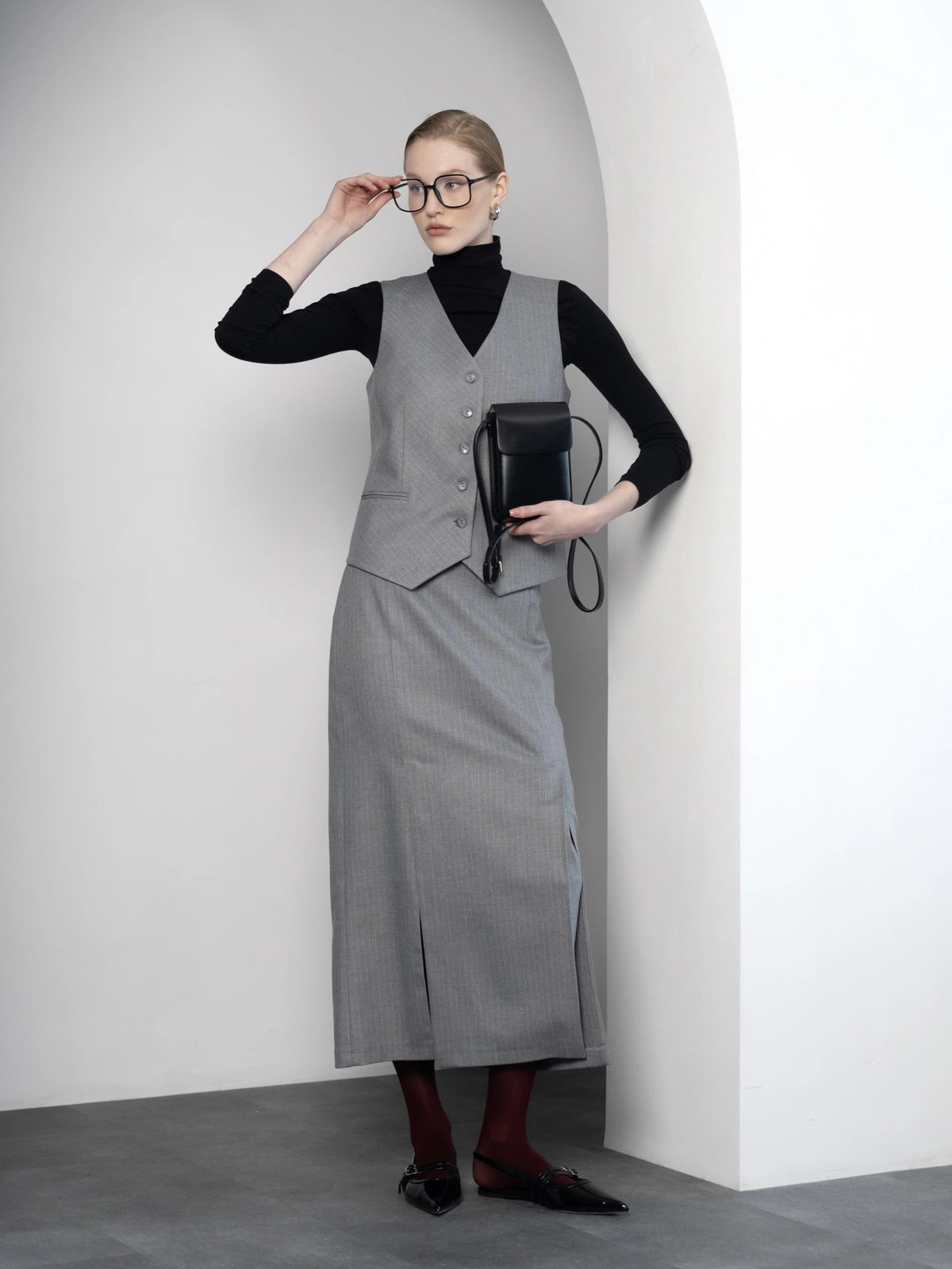 Серая прямая юбка в полоску