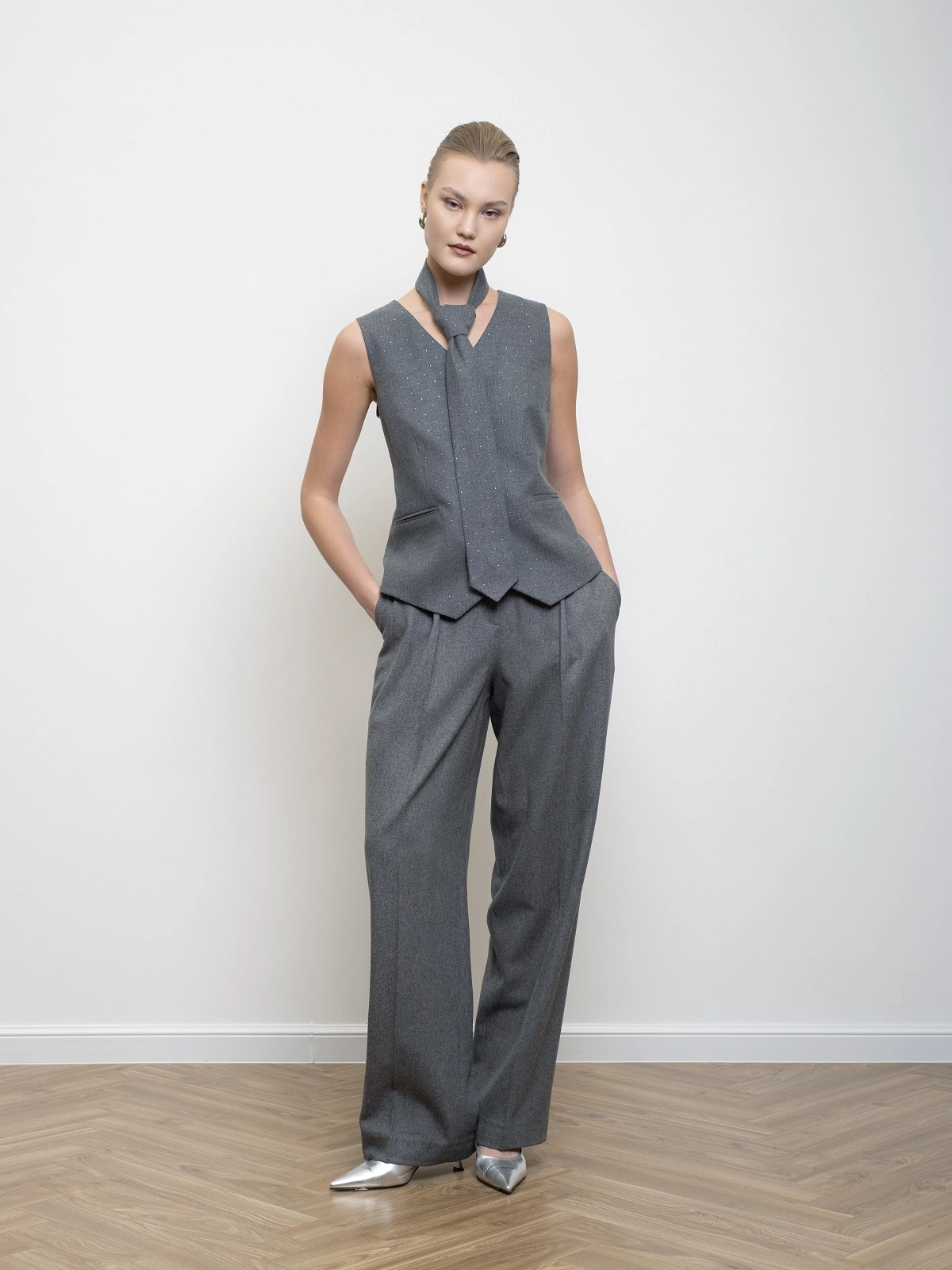 Серый жилет с микропайетками