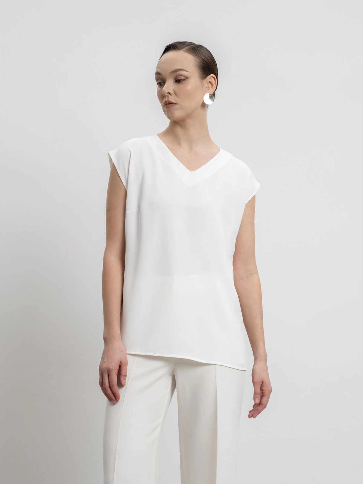 Белый топ с вырезом