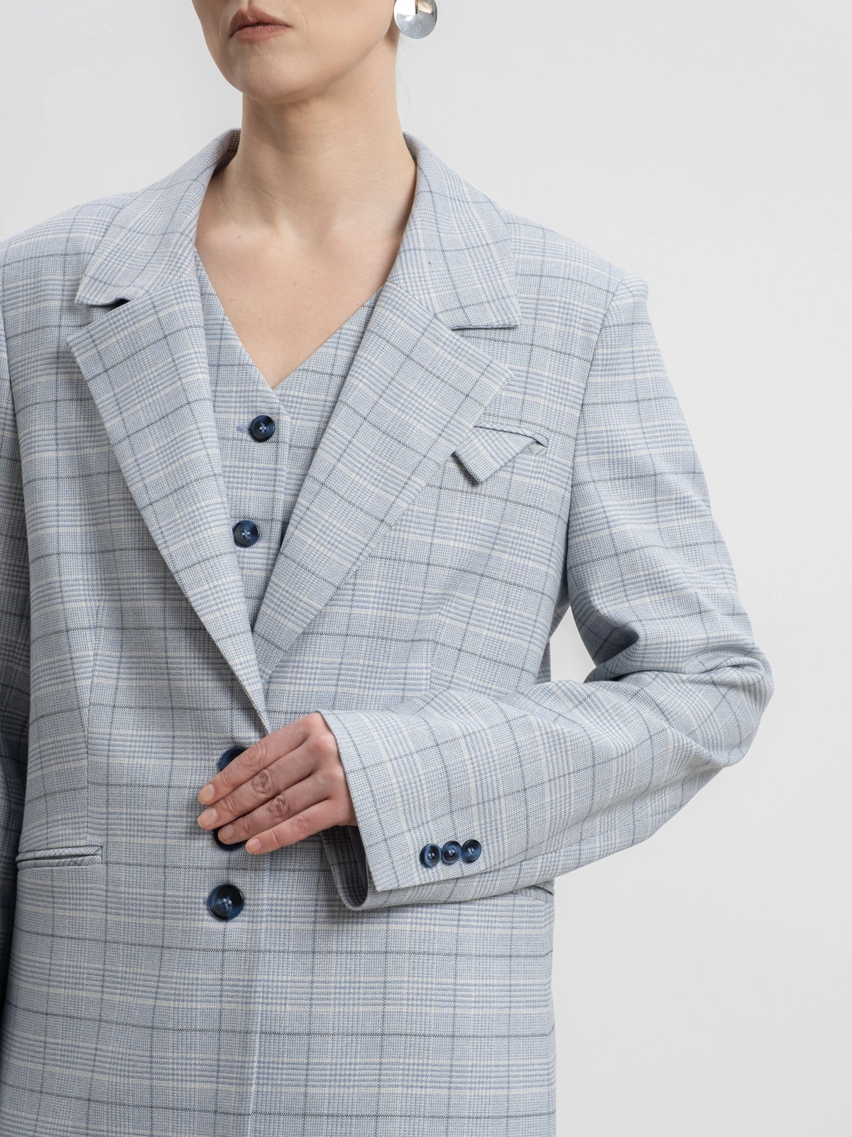 Голубой жакет в клетку