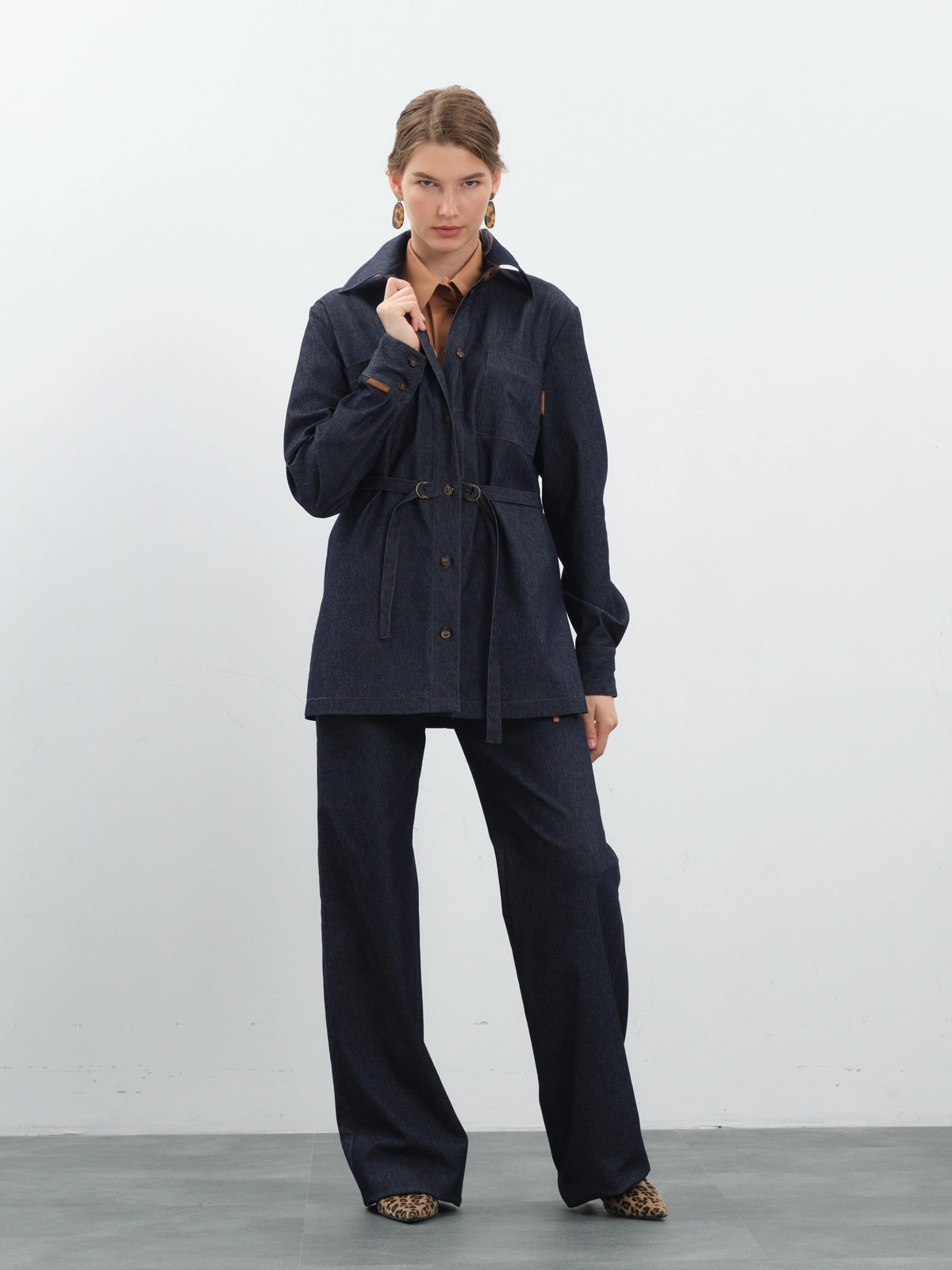 Темно-синяя рубашка из денима