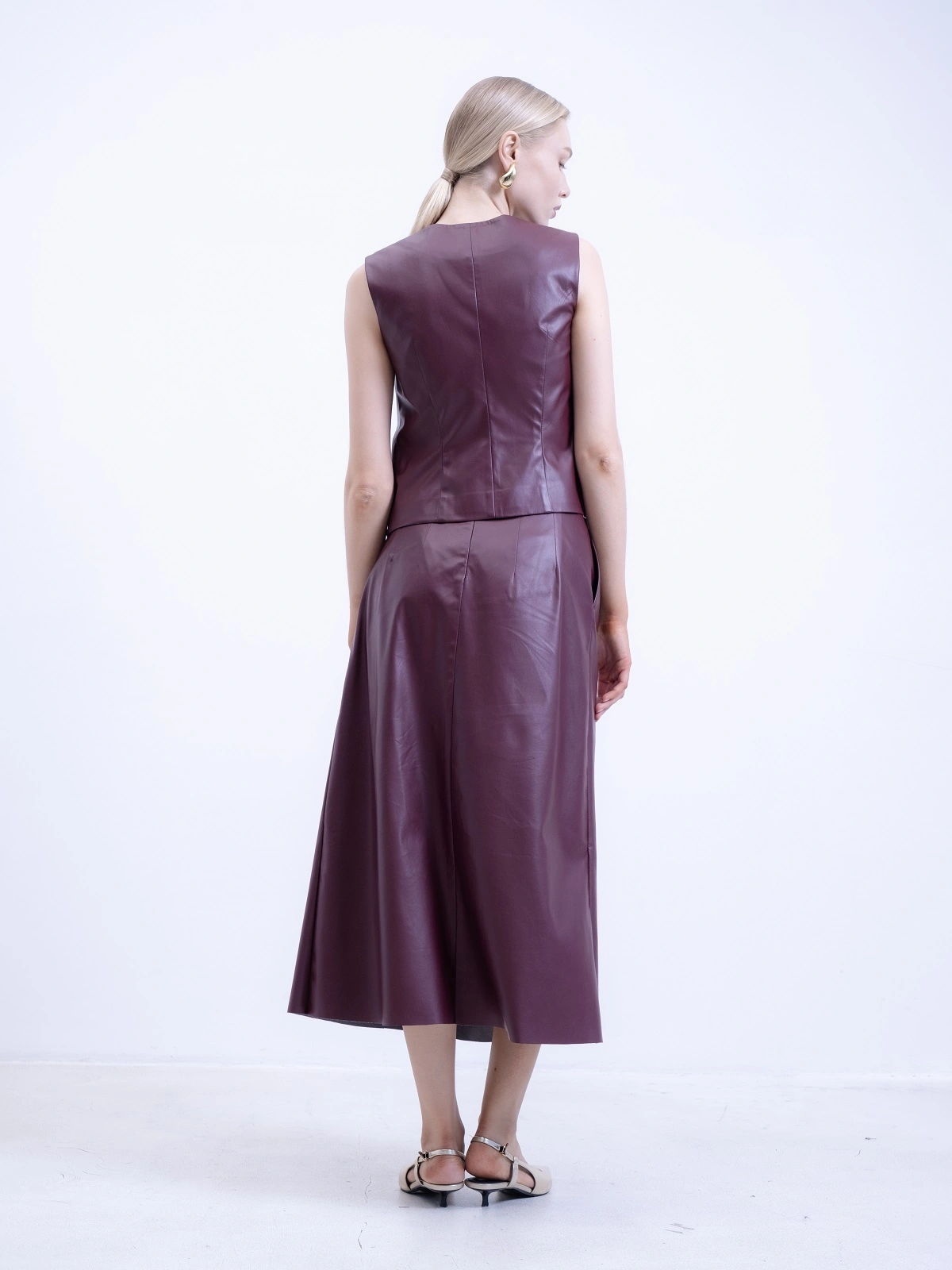 Бордовый жилет из экокожи